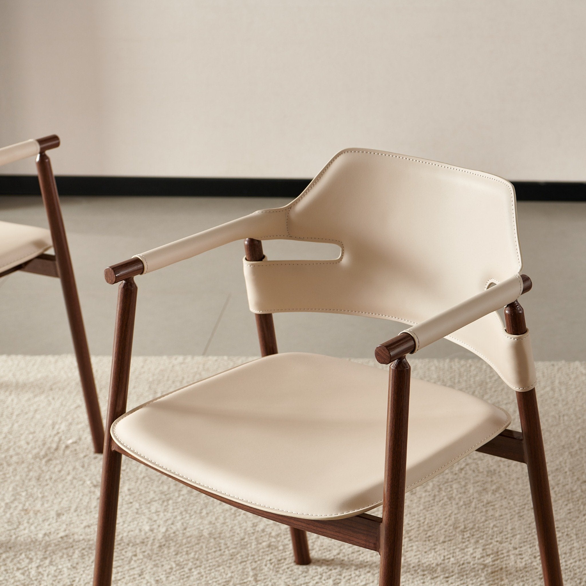 כסא אוכל עם ידיות בד דמוי עור סהרה בשילוב רגליים בצבע עץ אגוז דגם סלינה