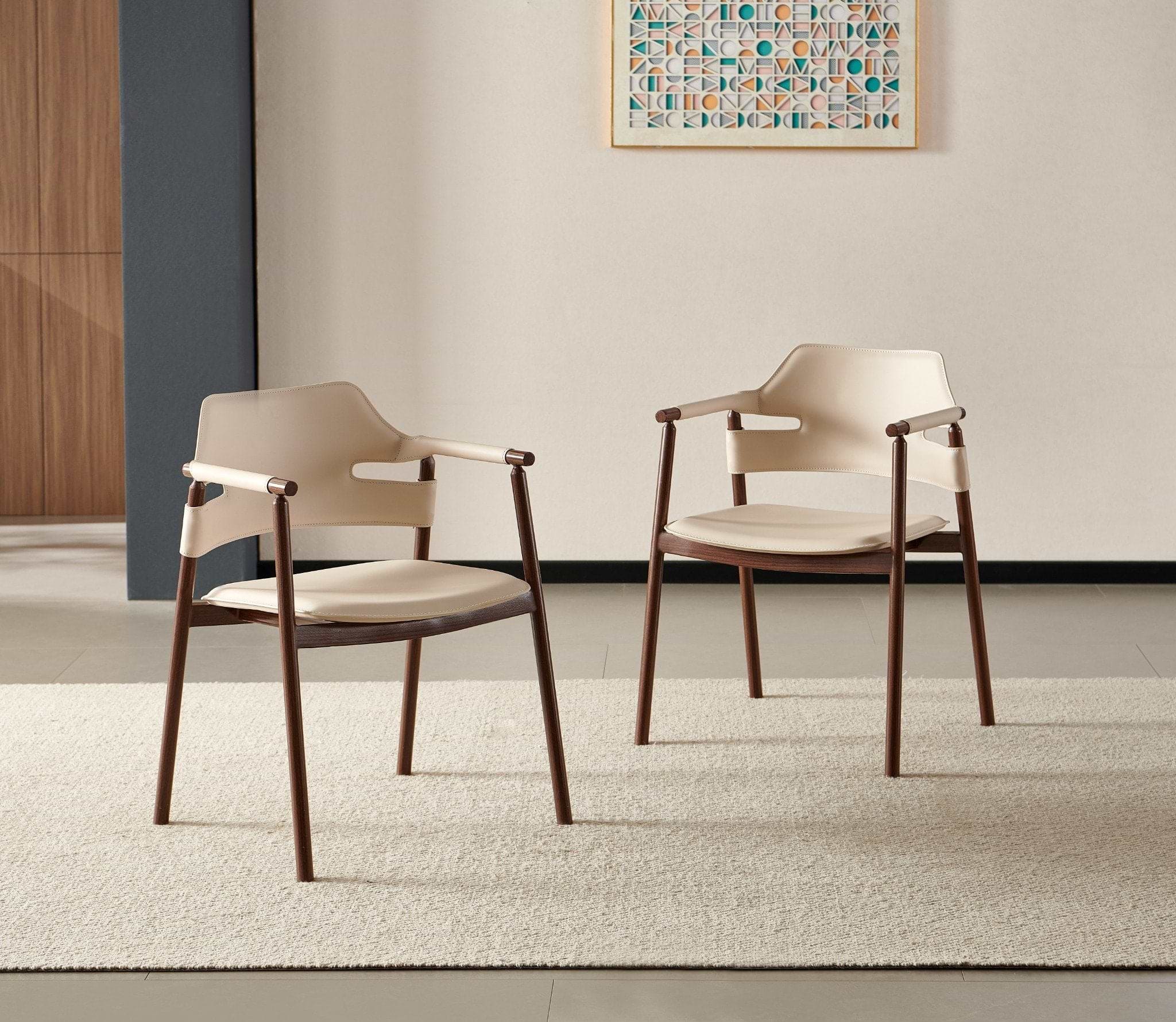 כסא אוכל עם ידיות בד דמוי עור סהרה בשילוב רגליים בצבע עץ אגוז דגם סלינה