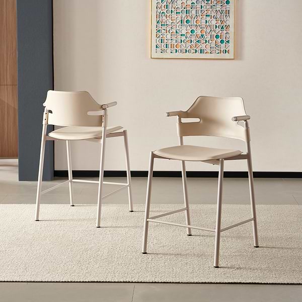 כסא בר עם ידיות בד דמוי עור סהרה בשילוב רגליים בצבע מייפל דגם סלינה