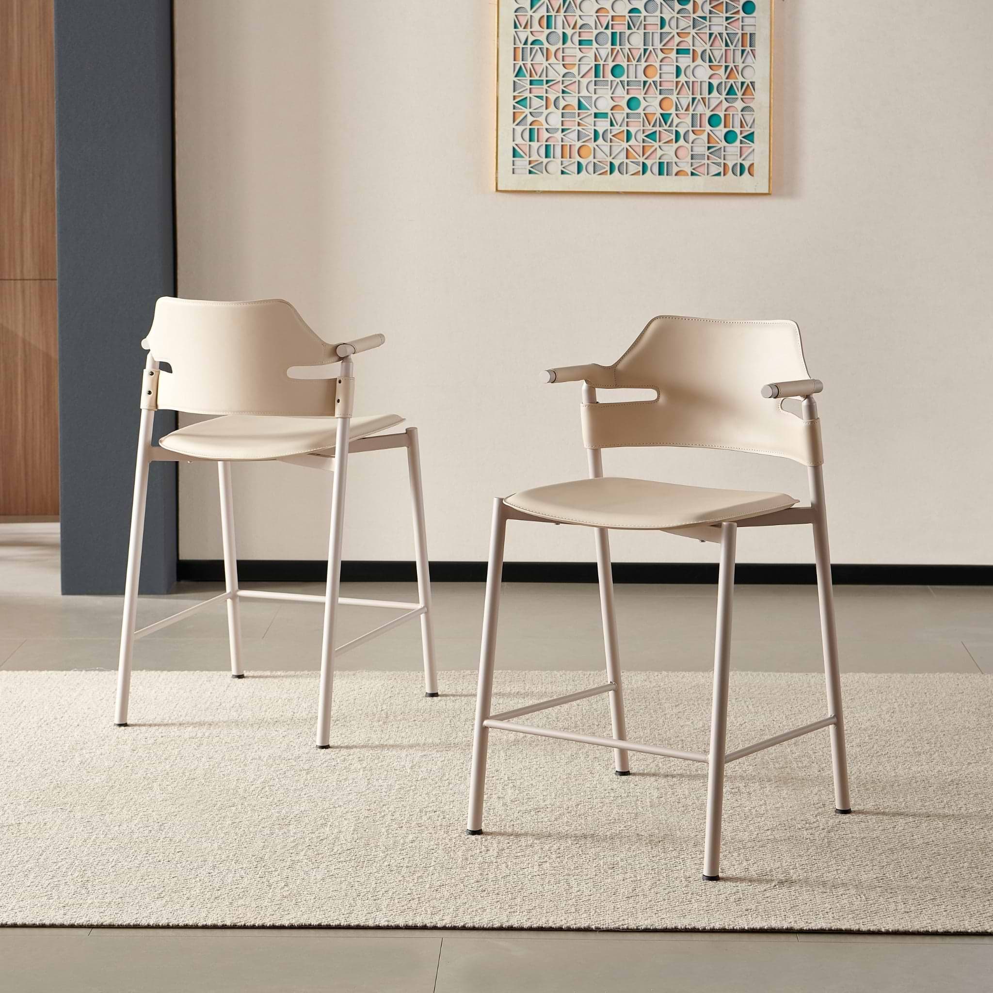 כסא בר עם ידיות בד דמוי עור סהרה בשילוב רגליים בצבע מייפל דגם סלינה