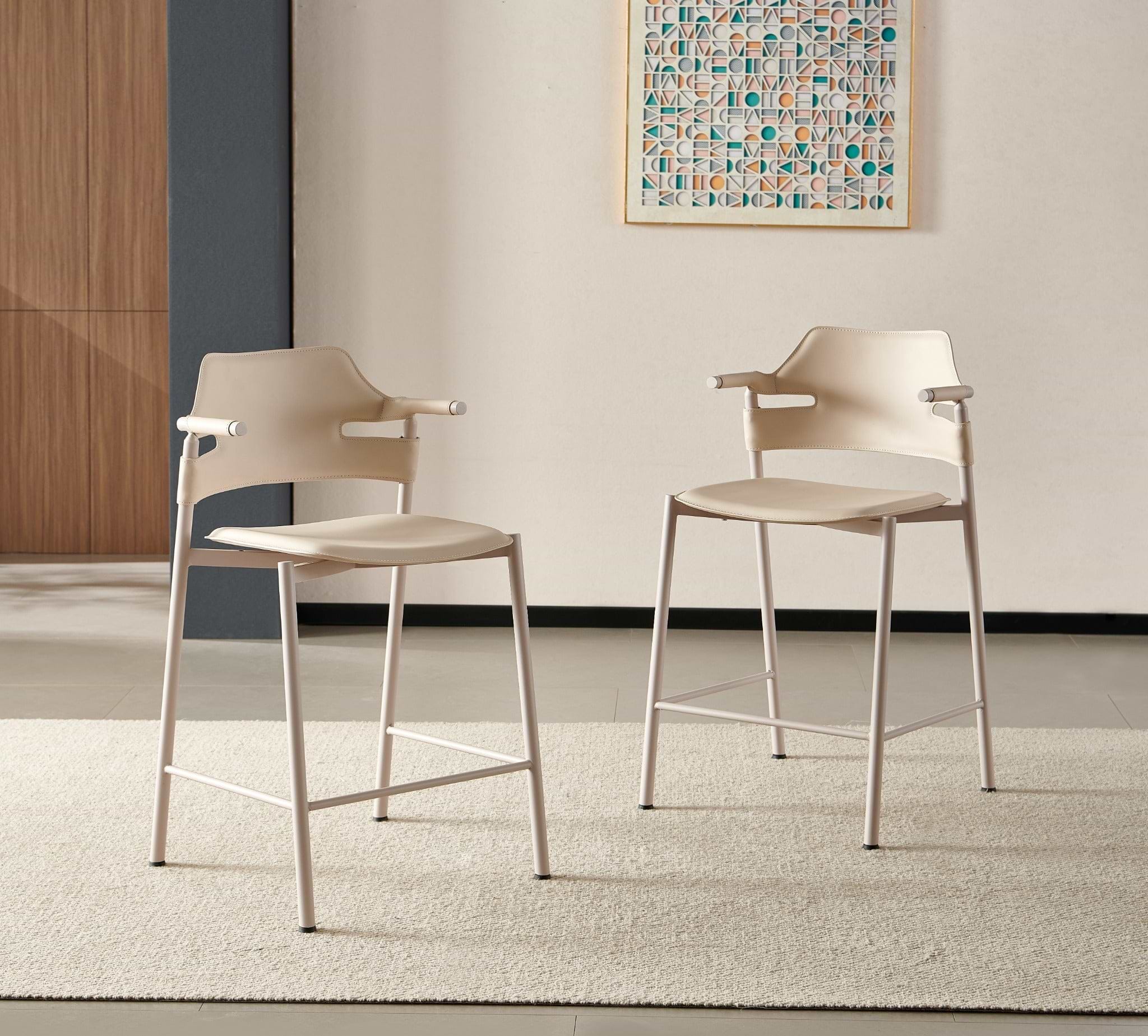 כסא בר עם ידיות בד דמוי עור סהרה בשילוב רגליים בצבע מייפל דגם סלינה