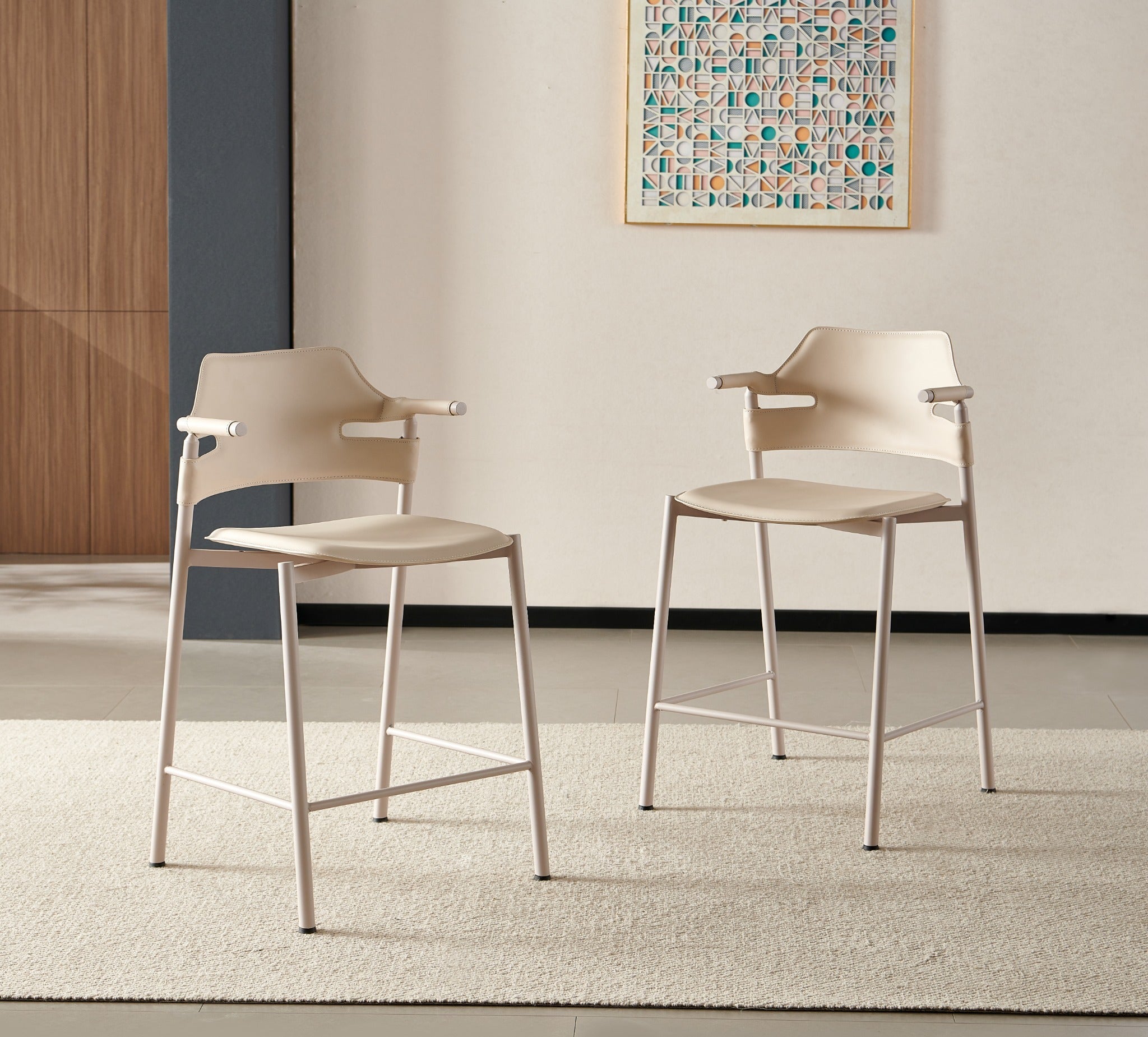 כסא בר עם ידיות בד דמוי עור סהרה בשילוב רגליים בצבע מייפל דגם סלינה