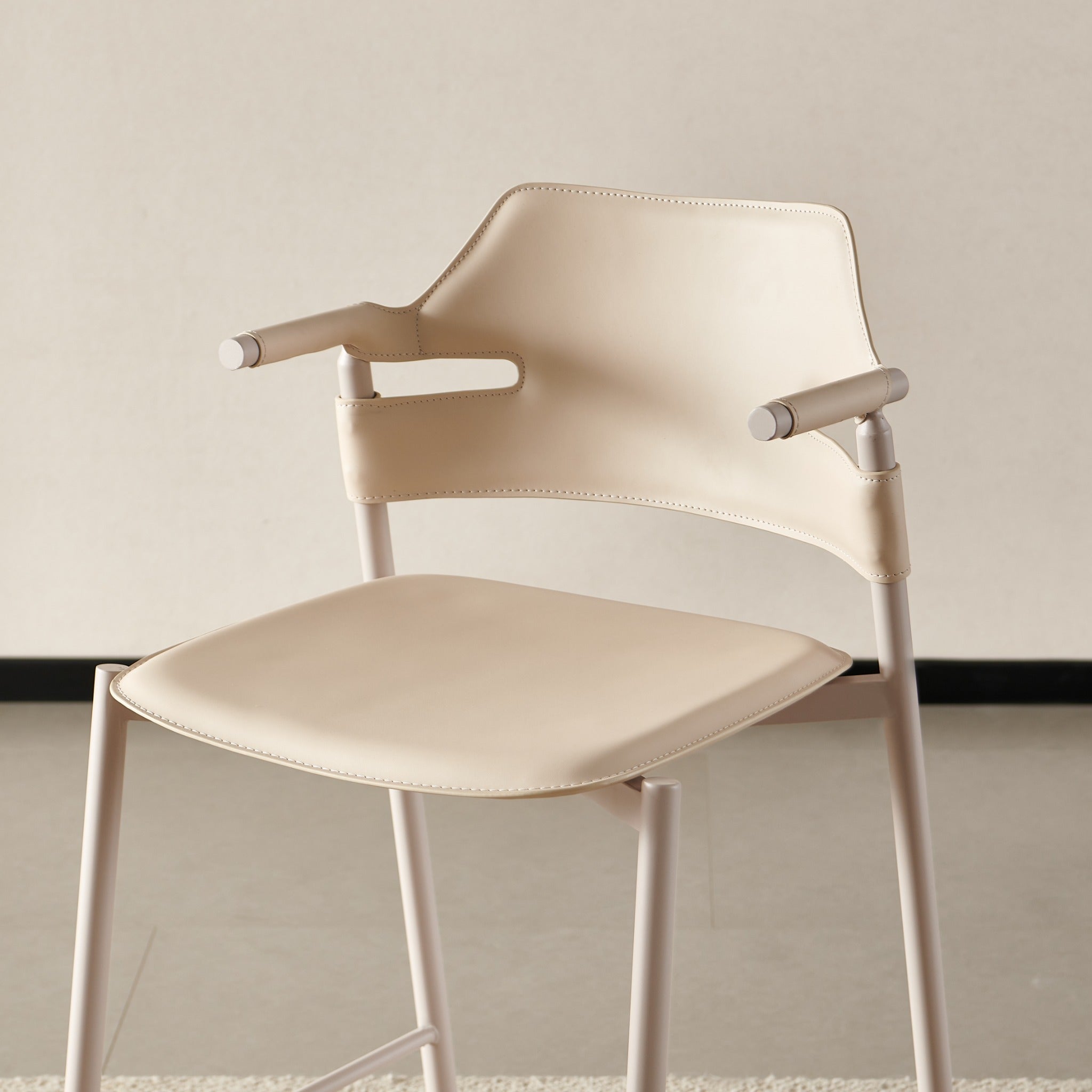 כסא בר עם ידיות בד דמוי עור סהרה בשילוב רגליים בצבע מייפל דגם סלינה