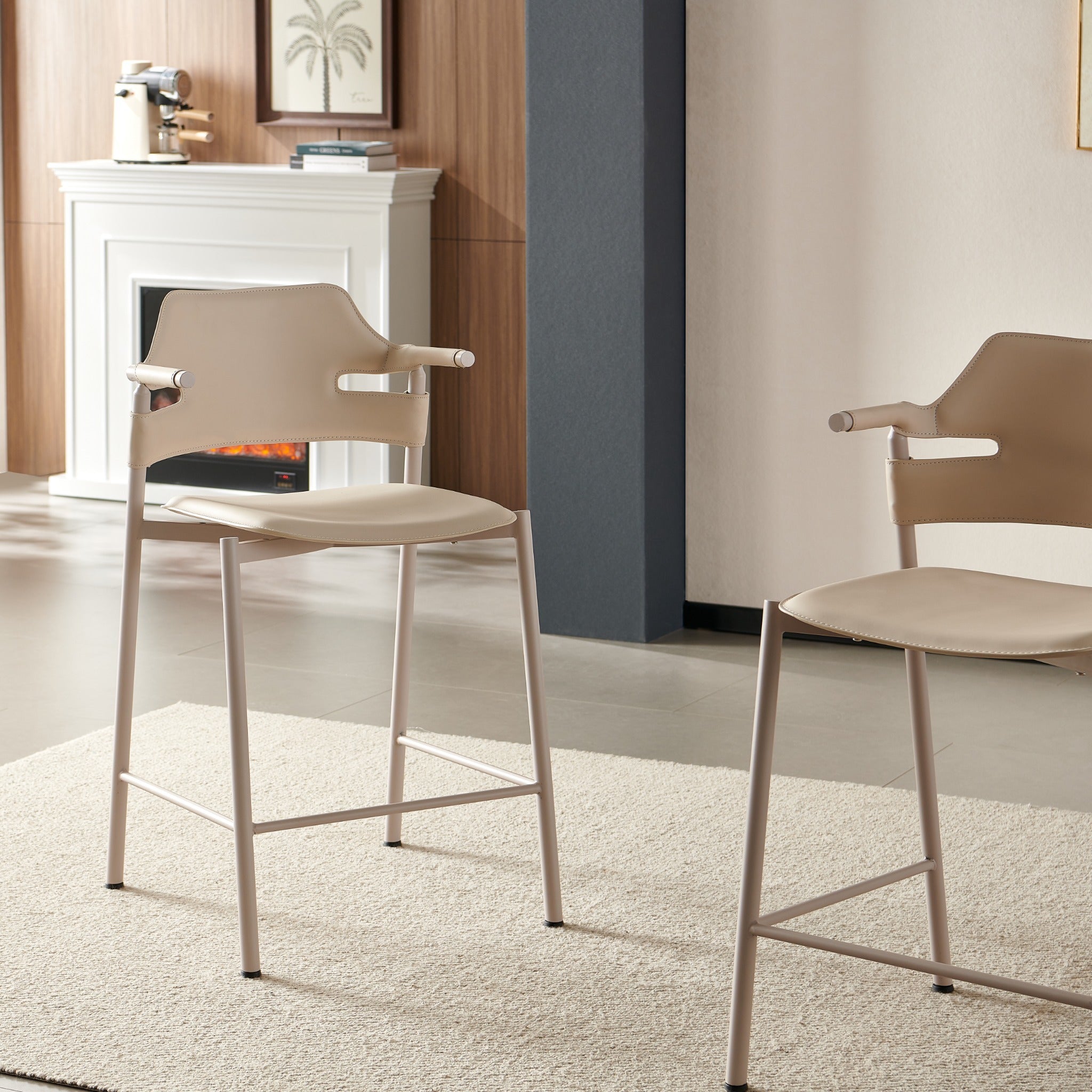 כסא בר עם ידיות בד דמוי עור סהרה בשילוב רגליים בצבע מייפל דגם סלינה