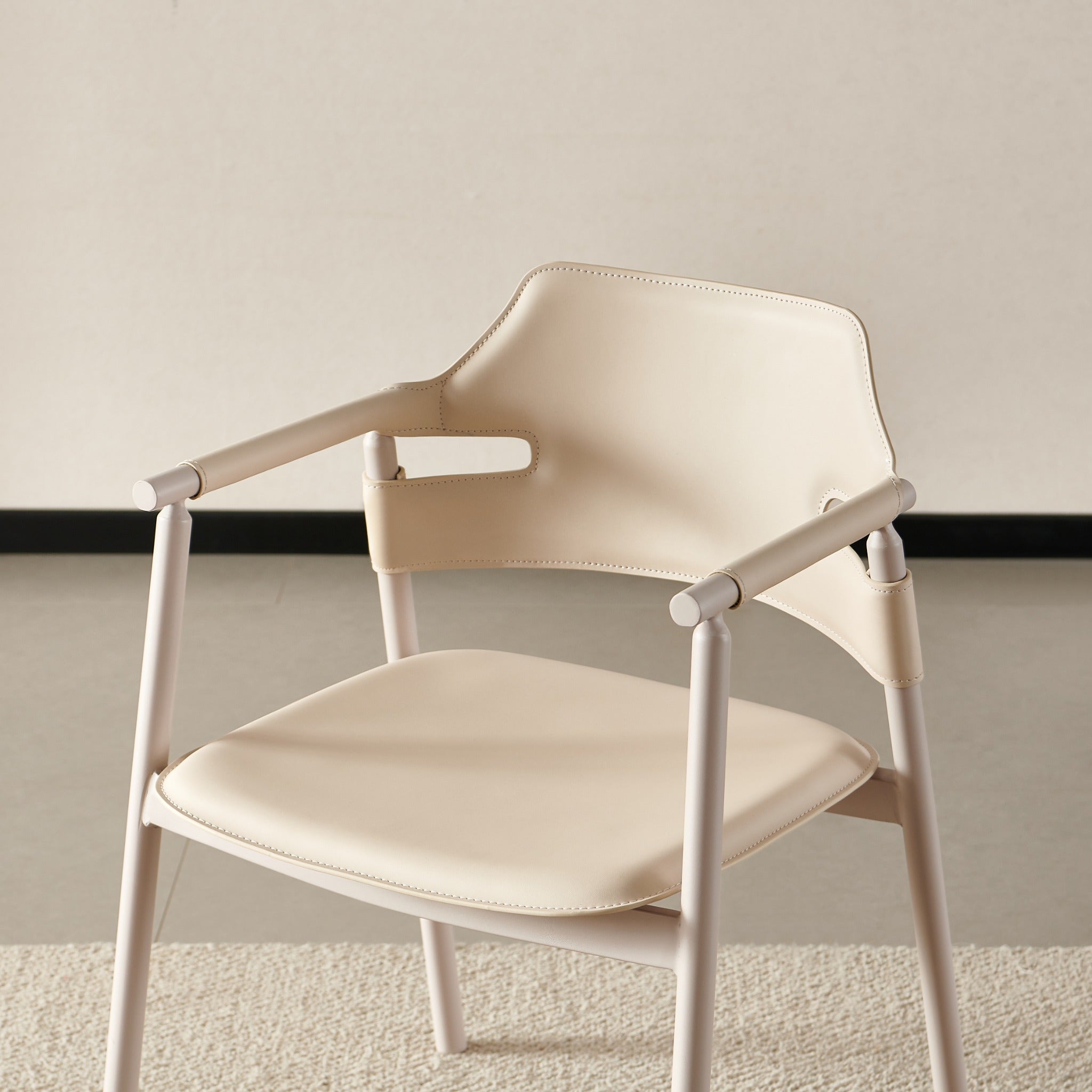 סט פינת אוכל שולחן עגול נפתח טרוונטין בשילוב רגל מתכת בצבע מייפל דגם דיאנה + 4 כיסאות דמוי עור בגוון סהרה רגל מייפל דגם סלינה