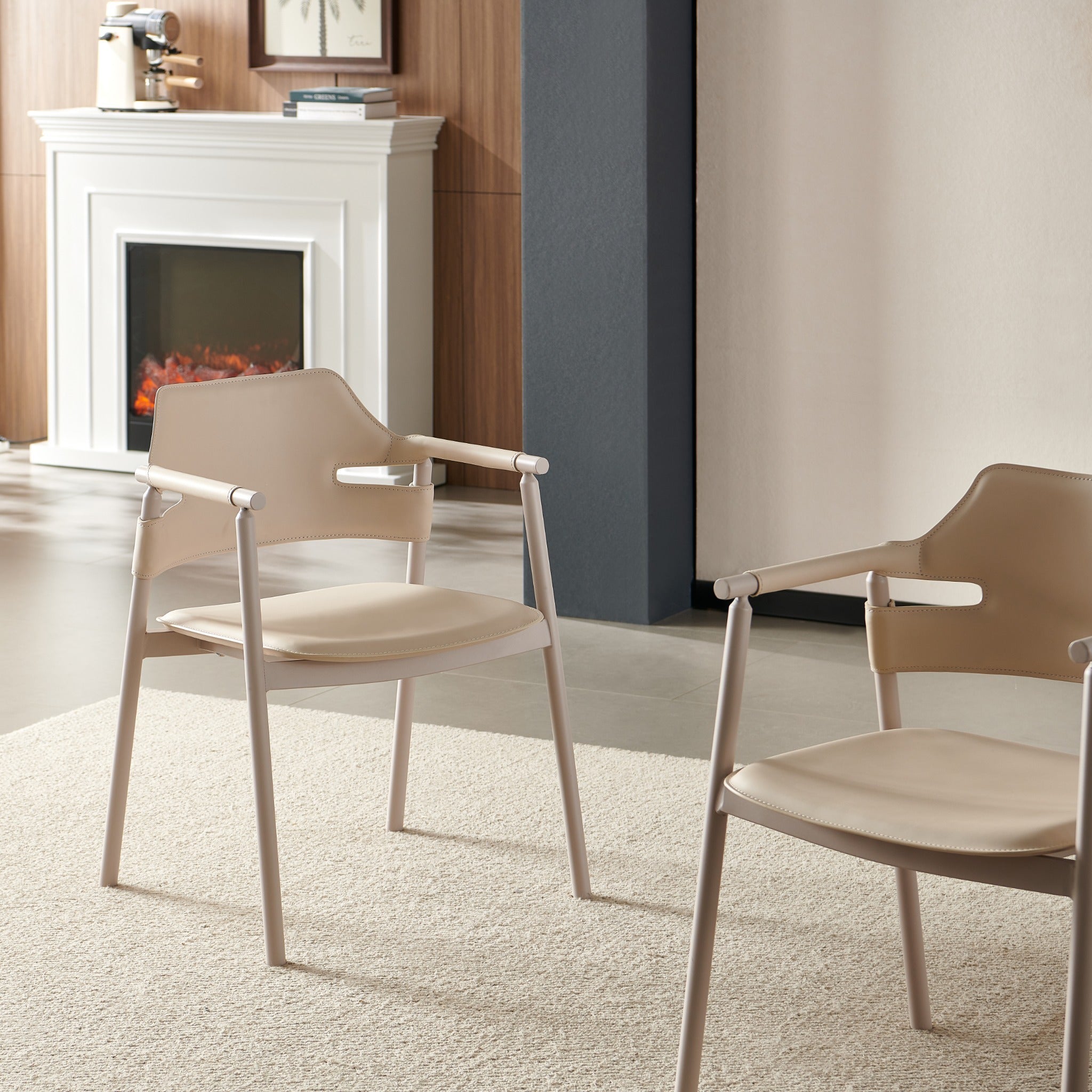 כסא אוכל עם ידיות בד דמוי עור סהרה בשילוב רגליים בצבע מייפל דגם סלינה