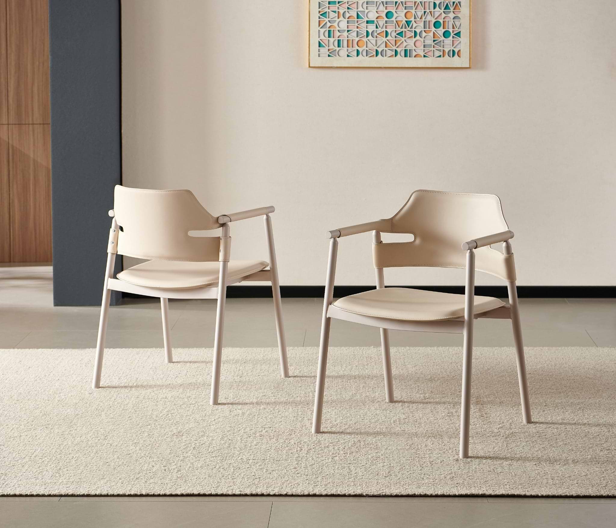 כסא אוכל עם ידיות בד דמוי עור סהרה בשילוב רגליים בצבע מייפל דגם סלינה