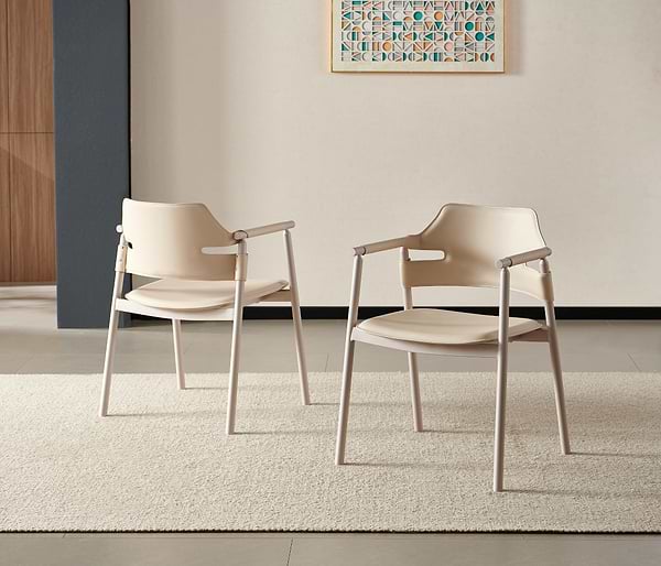 כסא אוכל עם ידיות בד דמוי עור סהרה בשילוב רגליים בצבע מייפל דגם סלינה