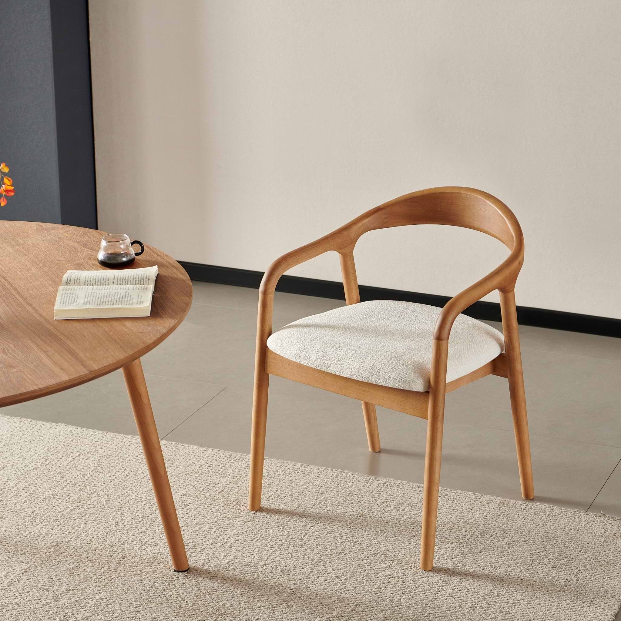 כסא אוכל עץ מלא בצבע אלון בשילוב בד פשתן שמנת דגם ג'ורדן