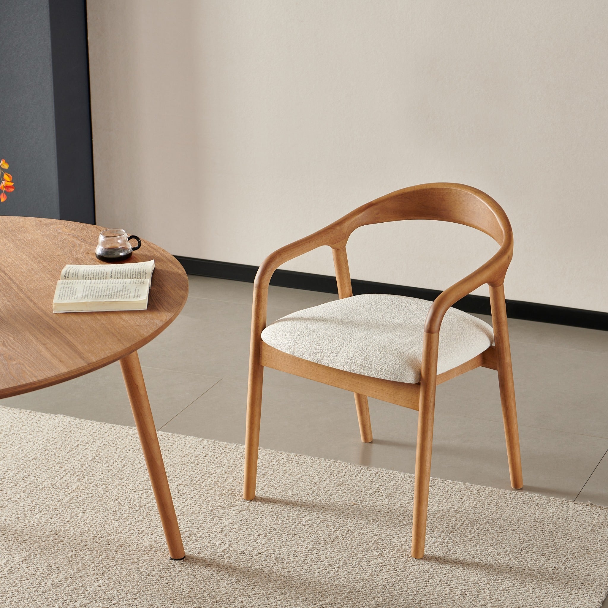 כסא אוכל עץ מלא בצבע אלון בשילוב בד פשתן שמנת דגם ג'ורדן