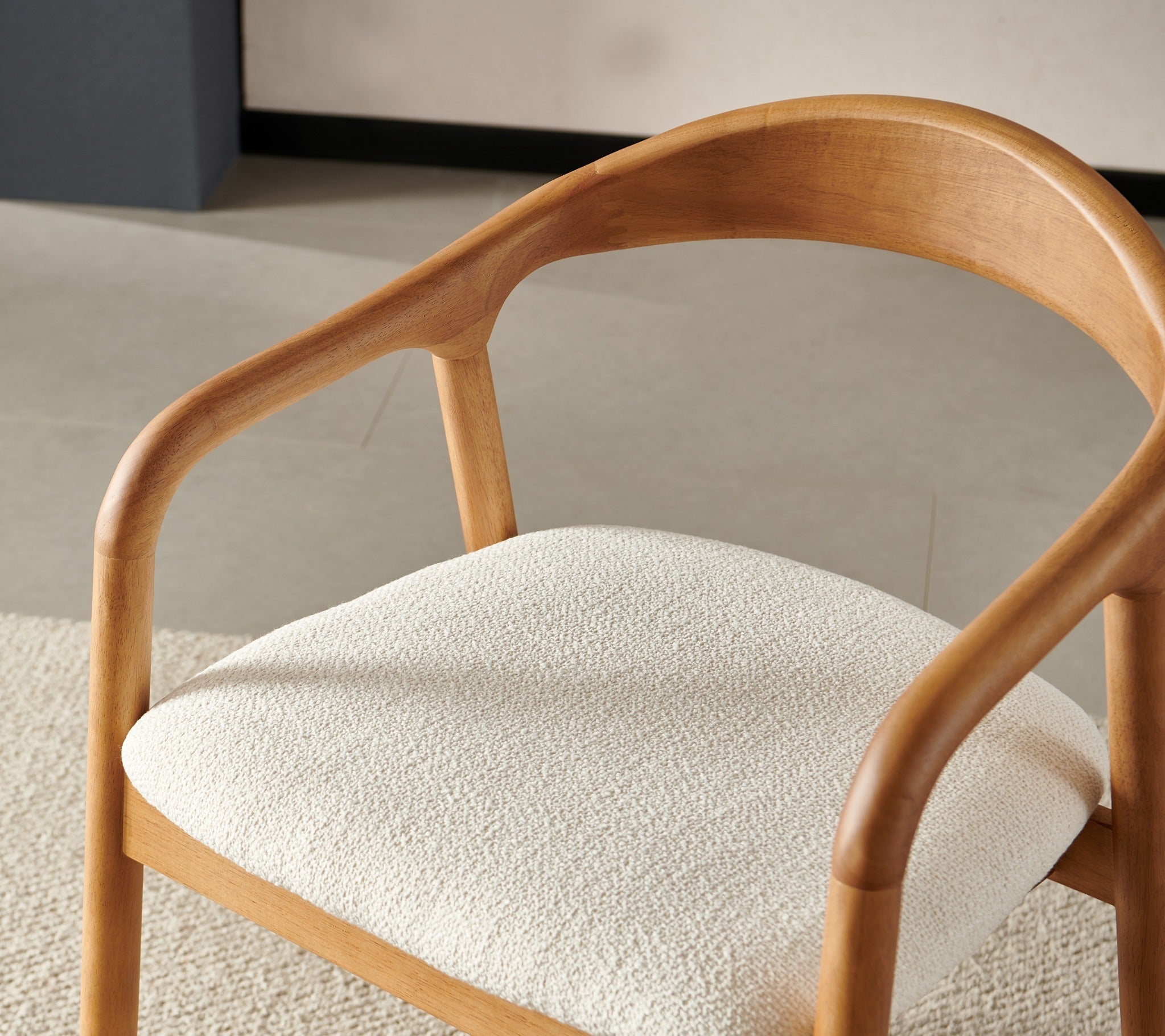 פינת אוכל שולחן עגול 110 ס"מ דגם פורטו ו4 כיסאות חול בשילוב רגל אלון דגם ג'ורדן