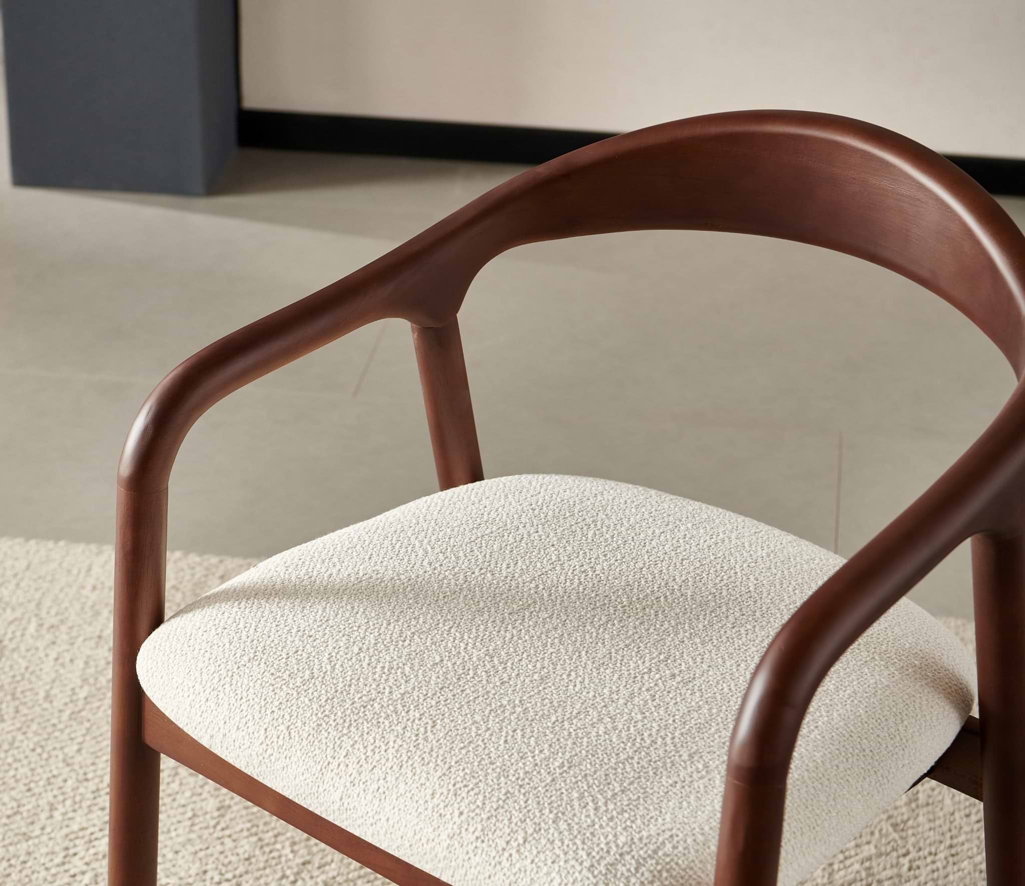 פינת אוכל שולחן מלבני נפתח טרוורטין עם רגליים בצבע אגוז 160-240*90 ס"מ PAROS ו4 כיסאות חול בשילוב רגל אגוז דגם ג'ורדן