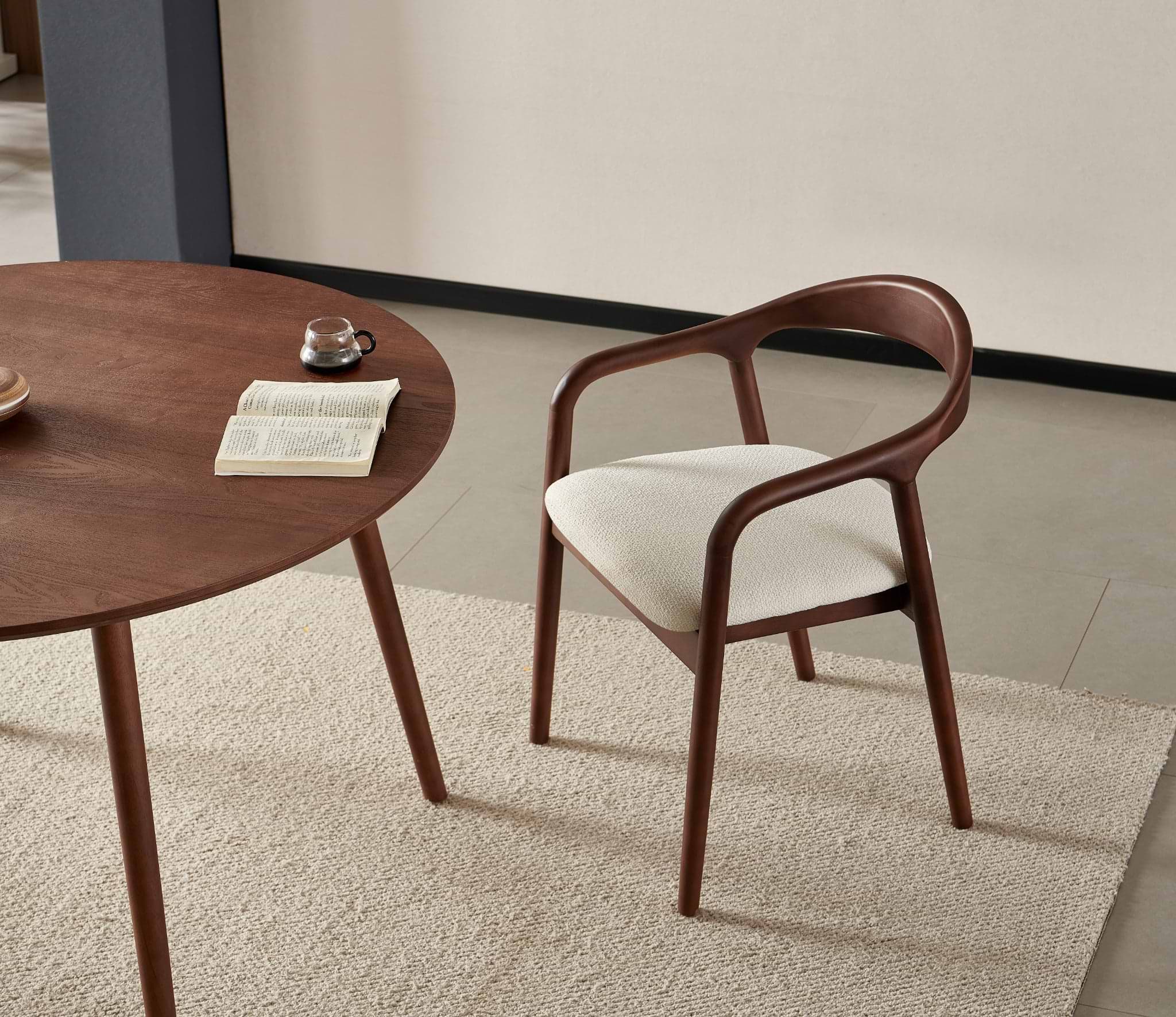 פינת אוכל שולחן מלבני נפתח טרוורטין עם רגליים בצבע אגוז 160-240*90 ס"מ PAROS ו4 כיסאות חול בשילוב רגל אגוז דגם ג'ורדן