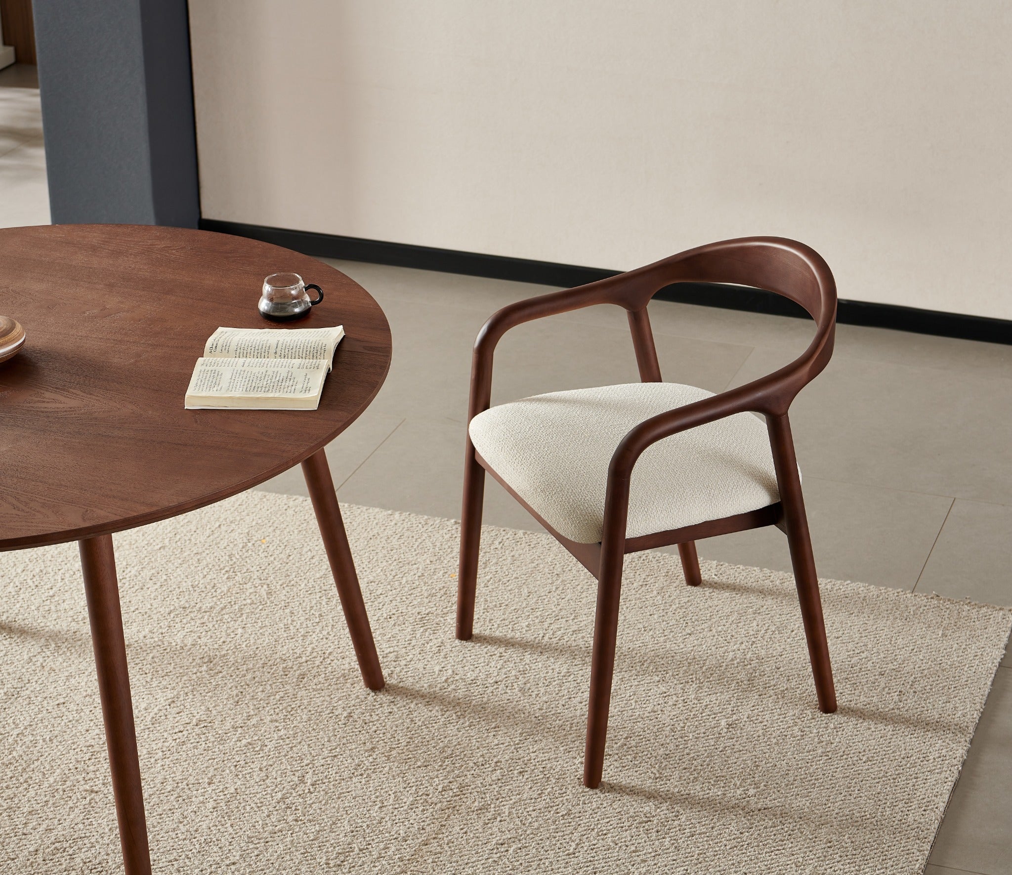 פינת אוכל שולחן מלבני נפתח טרוורטין עם רגליים בצבע אגוז 160-240*90 ס"מ PAROS ו4 כיסאות חול בשילוב רגל אגוז דגם ג'ורדן