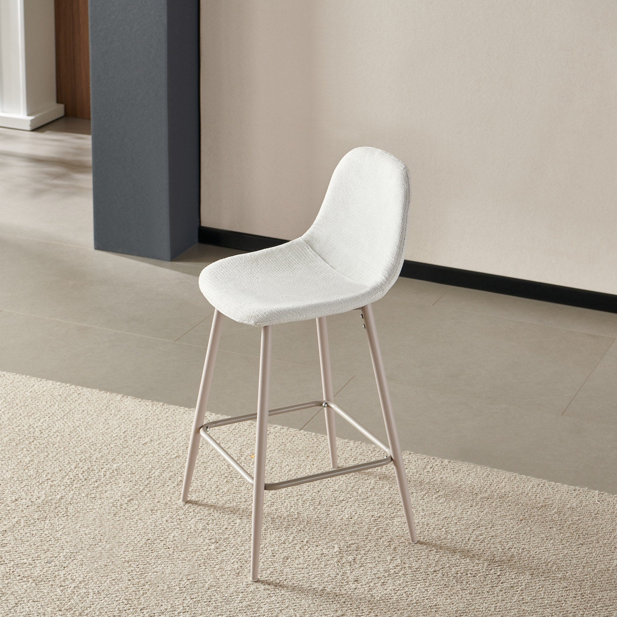 כסא בר מרופד בד ארוג שמנת רגל מייפל דגם עידן