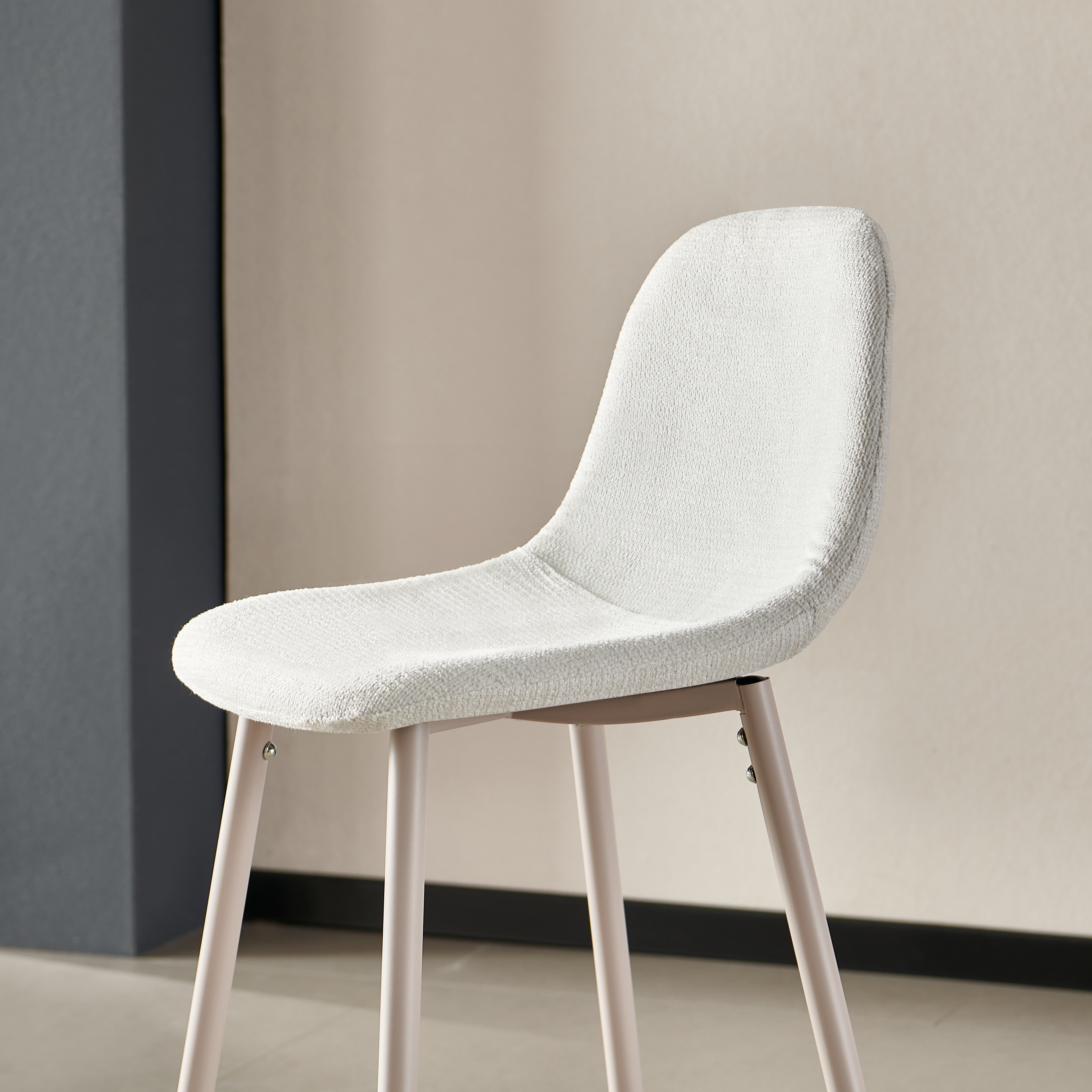 כסא בר מרופד בד ארוג שמנת רגל מייפל דגם עידן