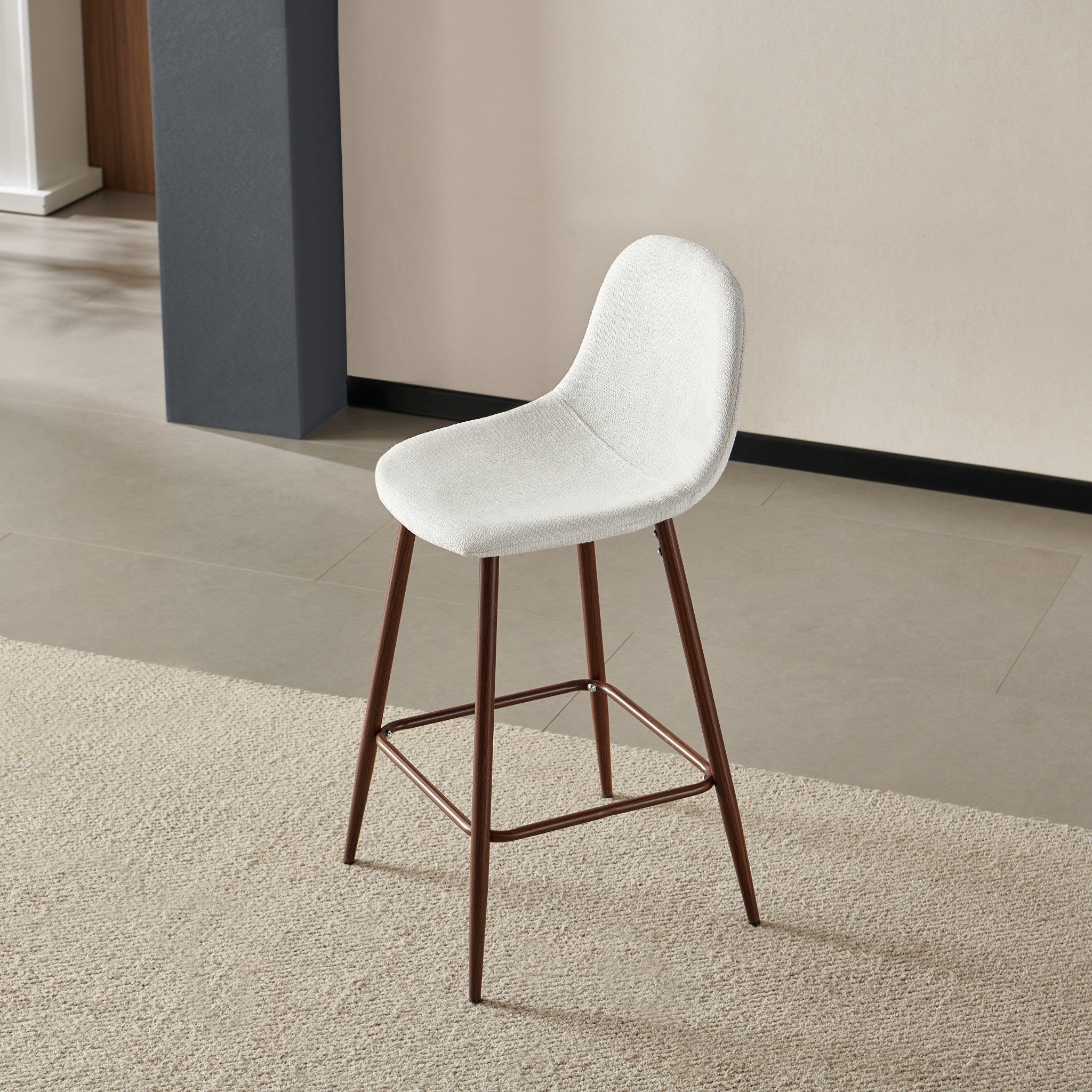 כסא בר מרופד בד ארוג שמנת רגל אגוז דגם עידן