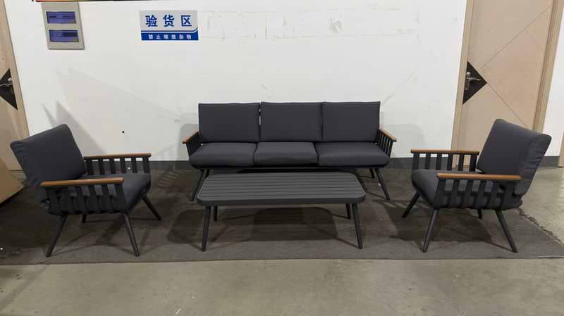 פינת ישיבה לגינה ספסל תלת אלומיניום בצבע אפור בשילוב ידיות בצבע עץ וכריות אפורות דגם שיר