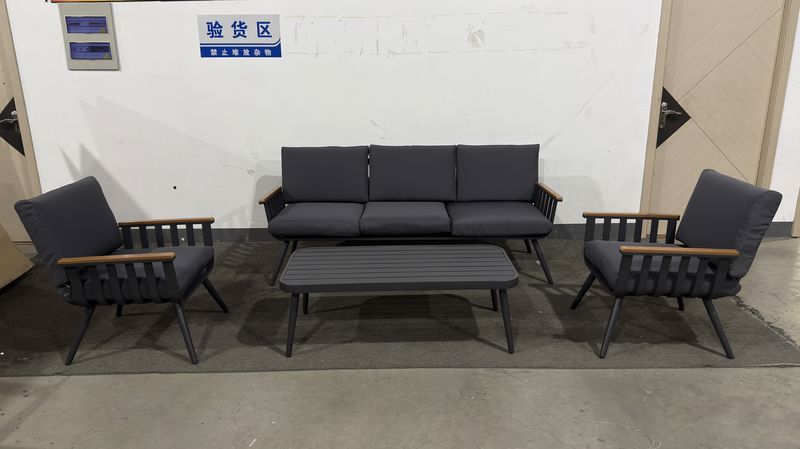 פינת ישיבה לגינה ספסל תלת אלומיניום בצבע אפור בשילוב ידיות בצבע עץ וכריות אפורות דגם שיר