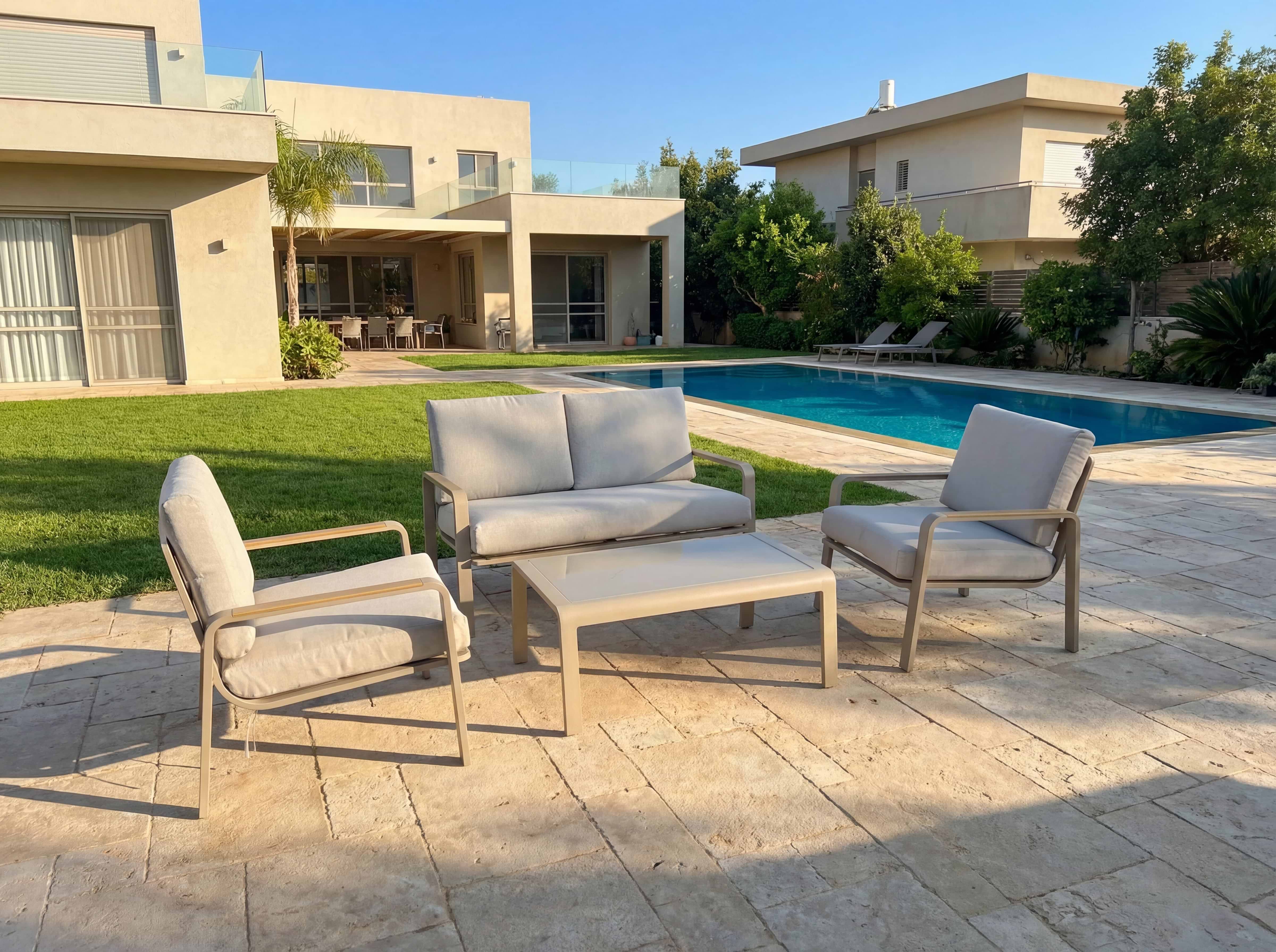 פינת ישיבה לגינה אלומיניום בצבע שמפניה בשילוב ידיות בצבע עץ וכריות בז' דגם תומר