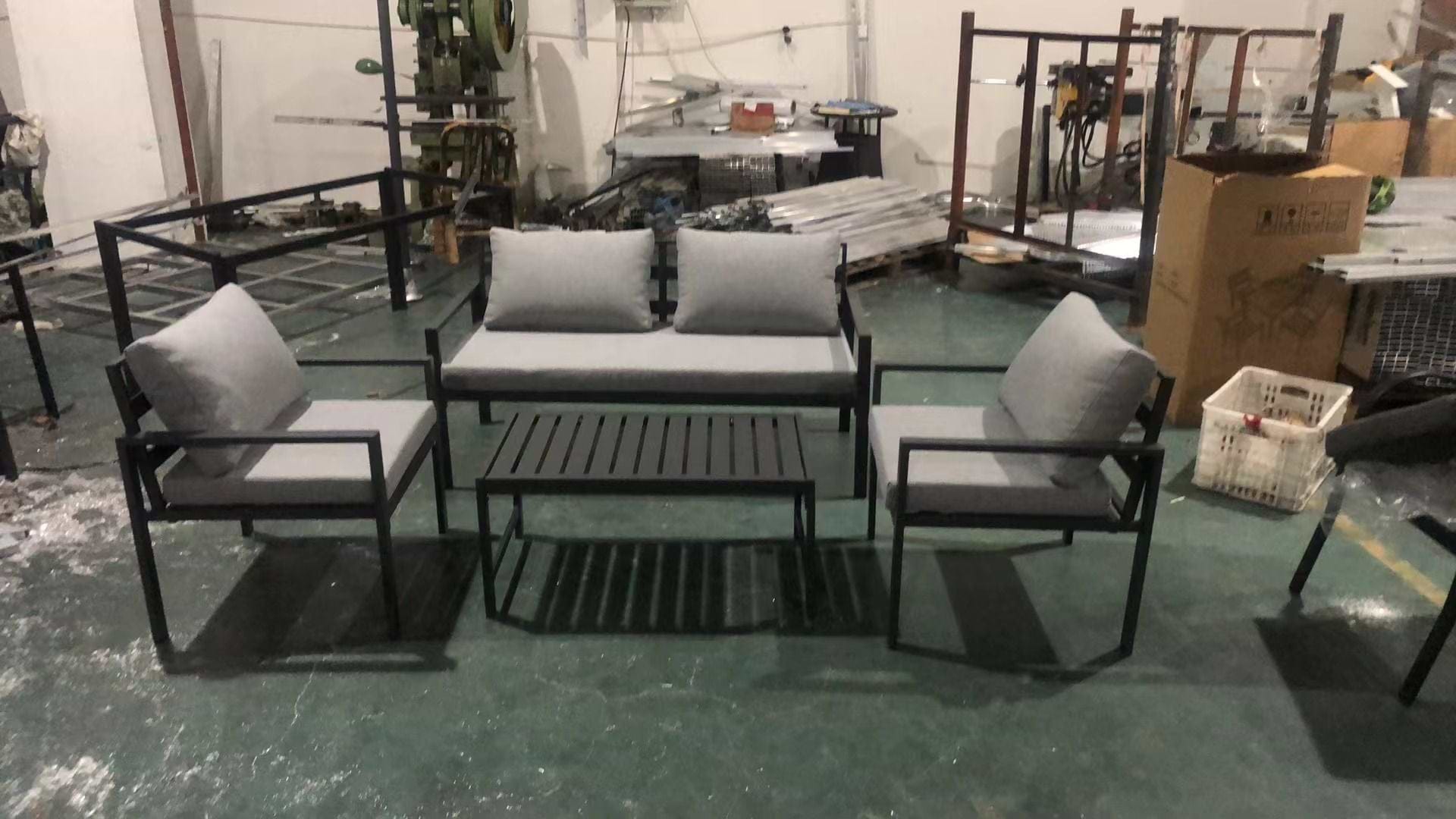 פינת ישיבה לגינה מאלומיניום אפורה בשילוב כריות אפור בהיר דגם איתמר