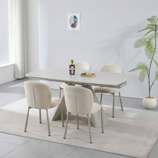 סט פינת אוכל שולחן מלבני נפתח טרוונטין בשילוב רגל מתכת בצבע מייפל דגם LEO + 4 כיסאות מרופדים בגוון חול רגל מייפל דגם לני