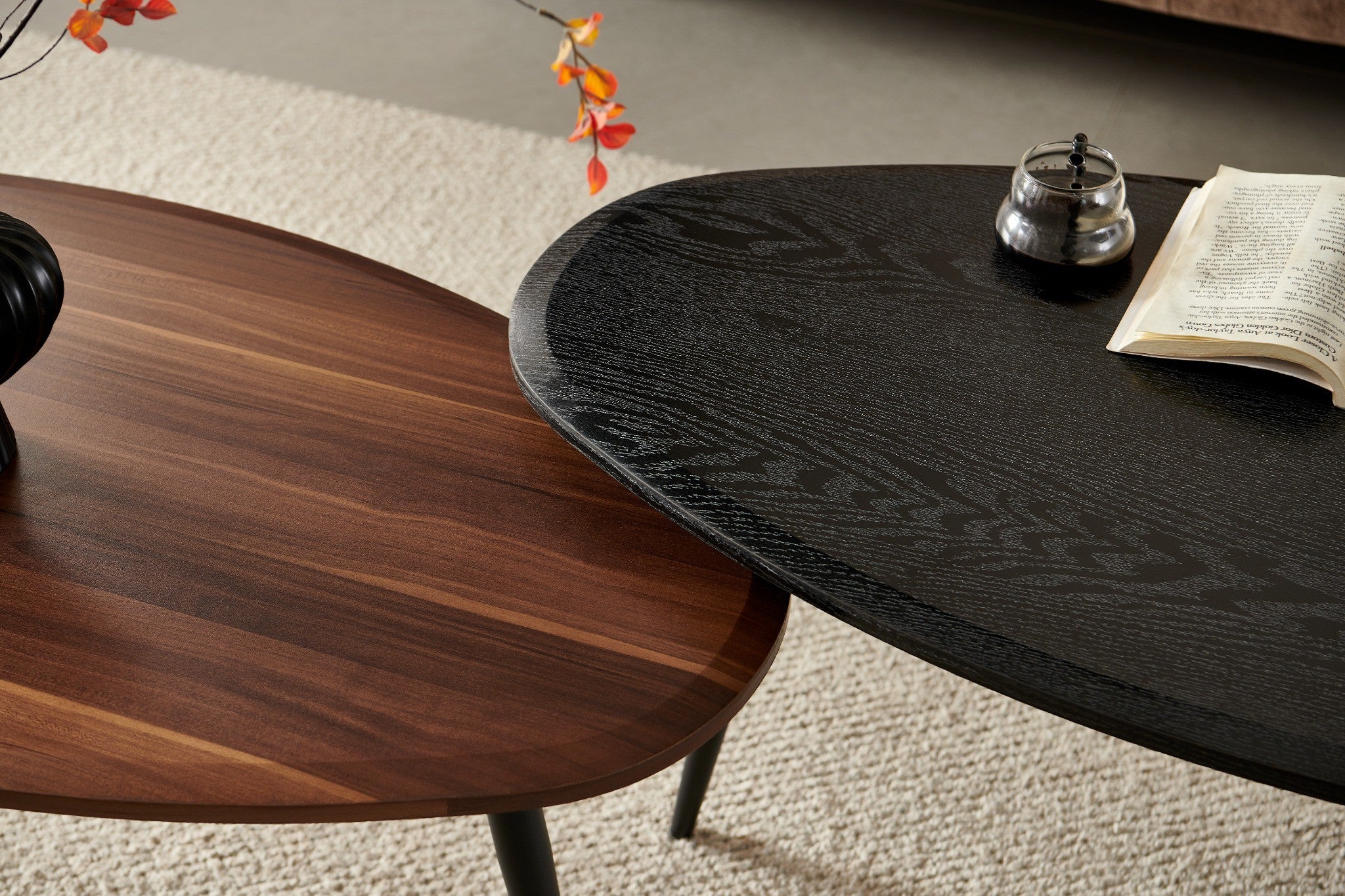 זוג שולחנות סלון אמורפיים בצבע אגוז ושחור דגם ברלין