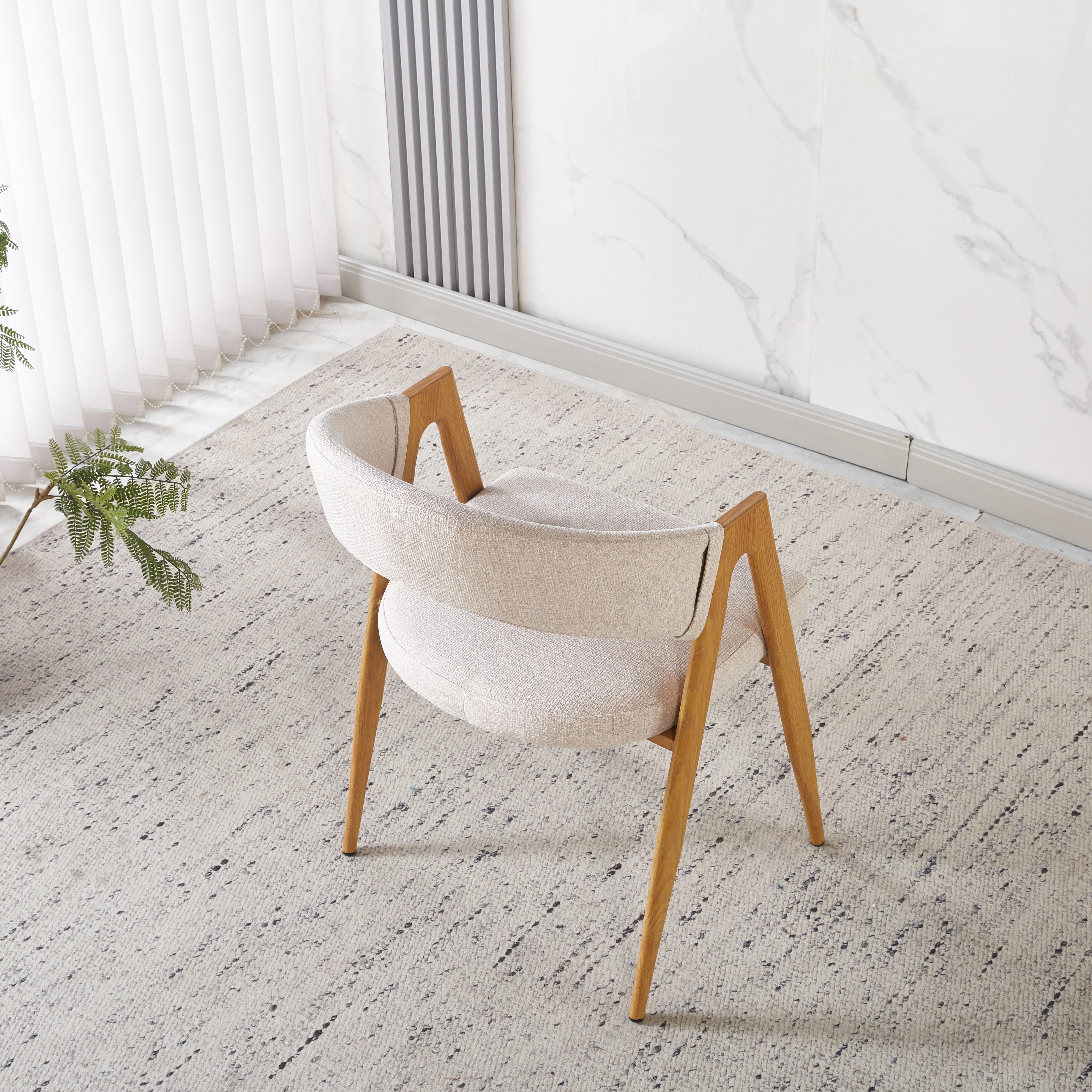 כסא לפינת אוכל מרופד בד ארוג בצבע חול בשילוב רגלי אלון דגם מודרן