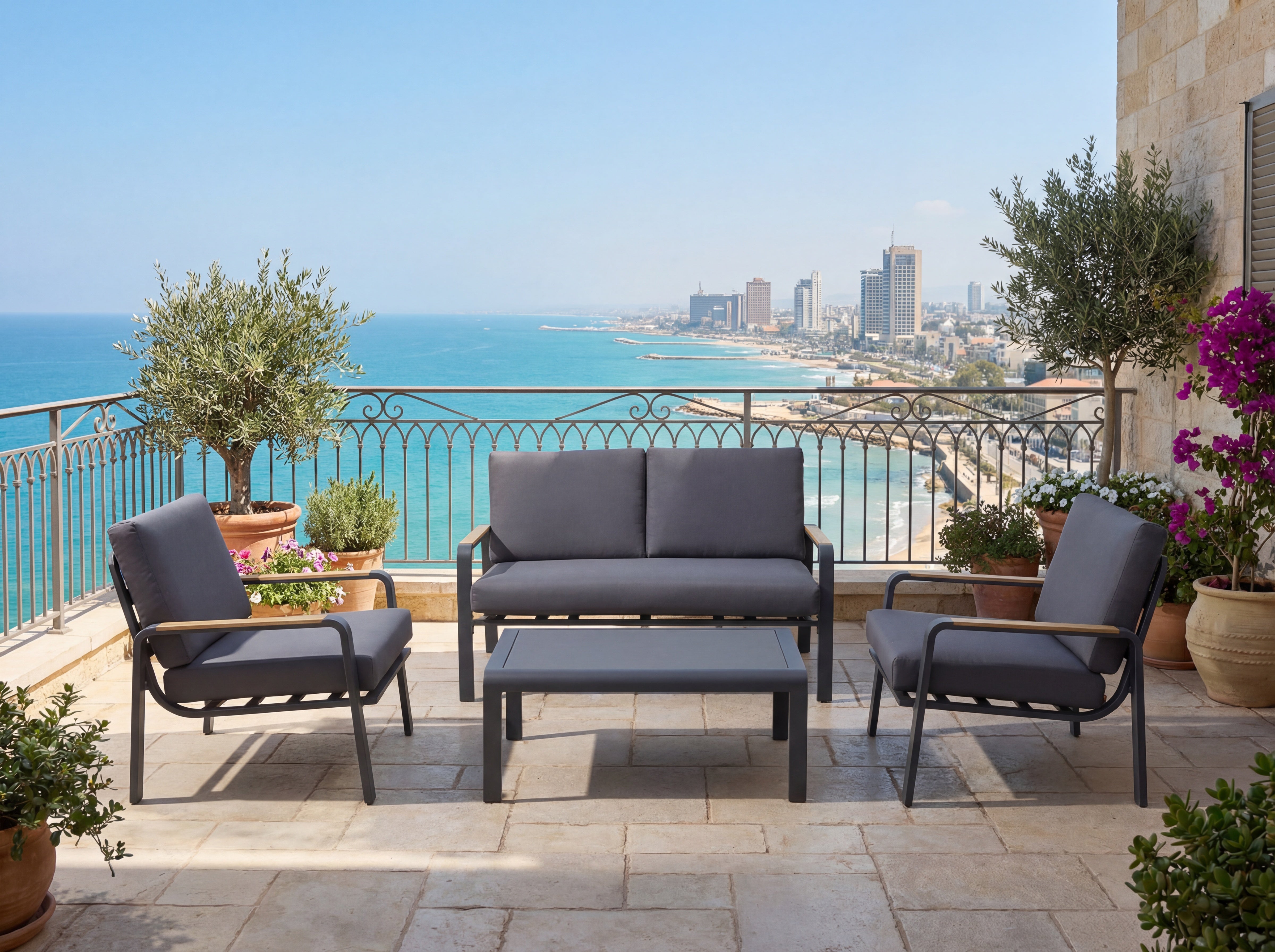 פינת ישיבה לגינה אלומיניום בצבע אפור בשילוב ידיות בצבע עץ וכריות אפורות דגם תומר