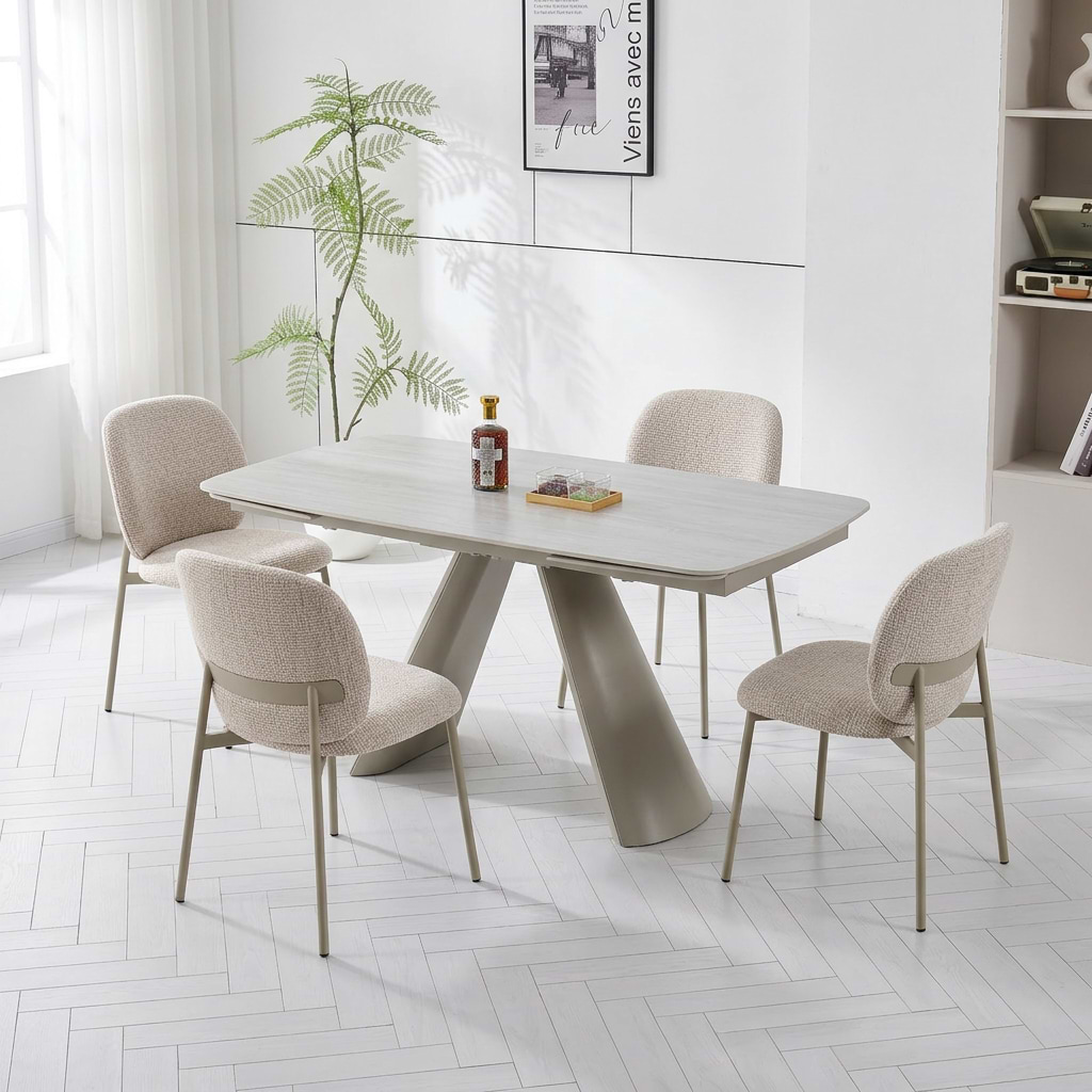 סט פינת אוכל שולחן מלבני נפתח טרוונטין בשילוב רגל מתכת בצבע מייפל דגם LEO + 4 כיסאות אוכל בד חול רגל מייפל דגם MIA