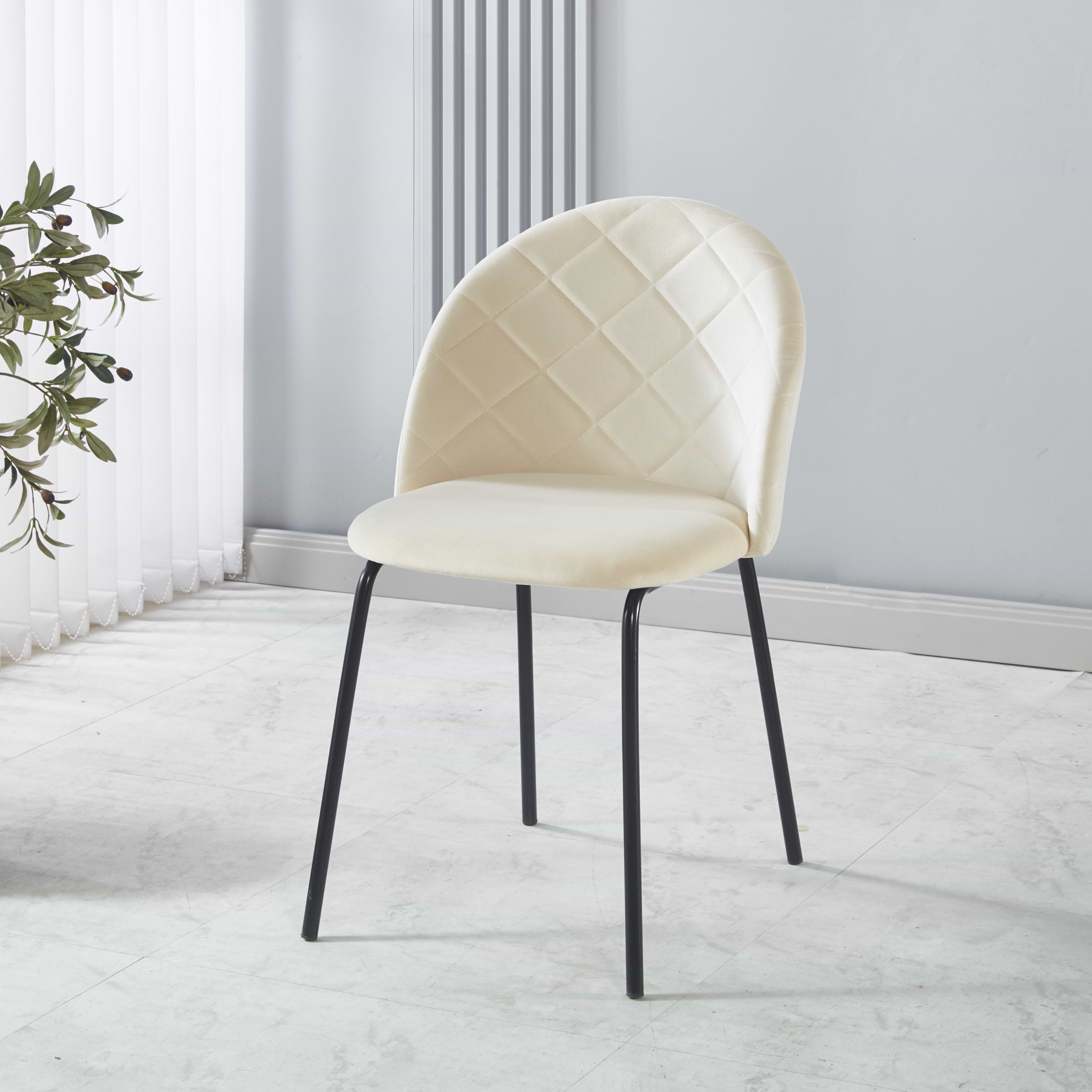 כיסא אוכל קטיפה שמנת בטקסטורת יהלומים