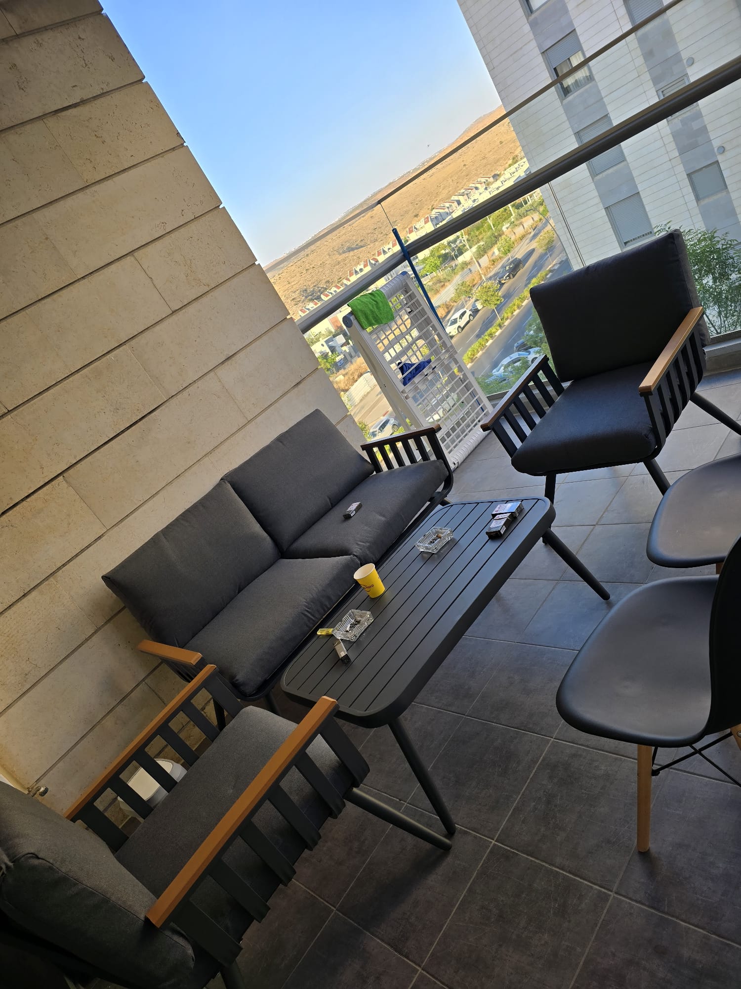 פינת ישיבה לגינה אלומיניום בצבע אפור בשילוב ידיות בצבע עץ וכריות אפורות דגם שיר