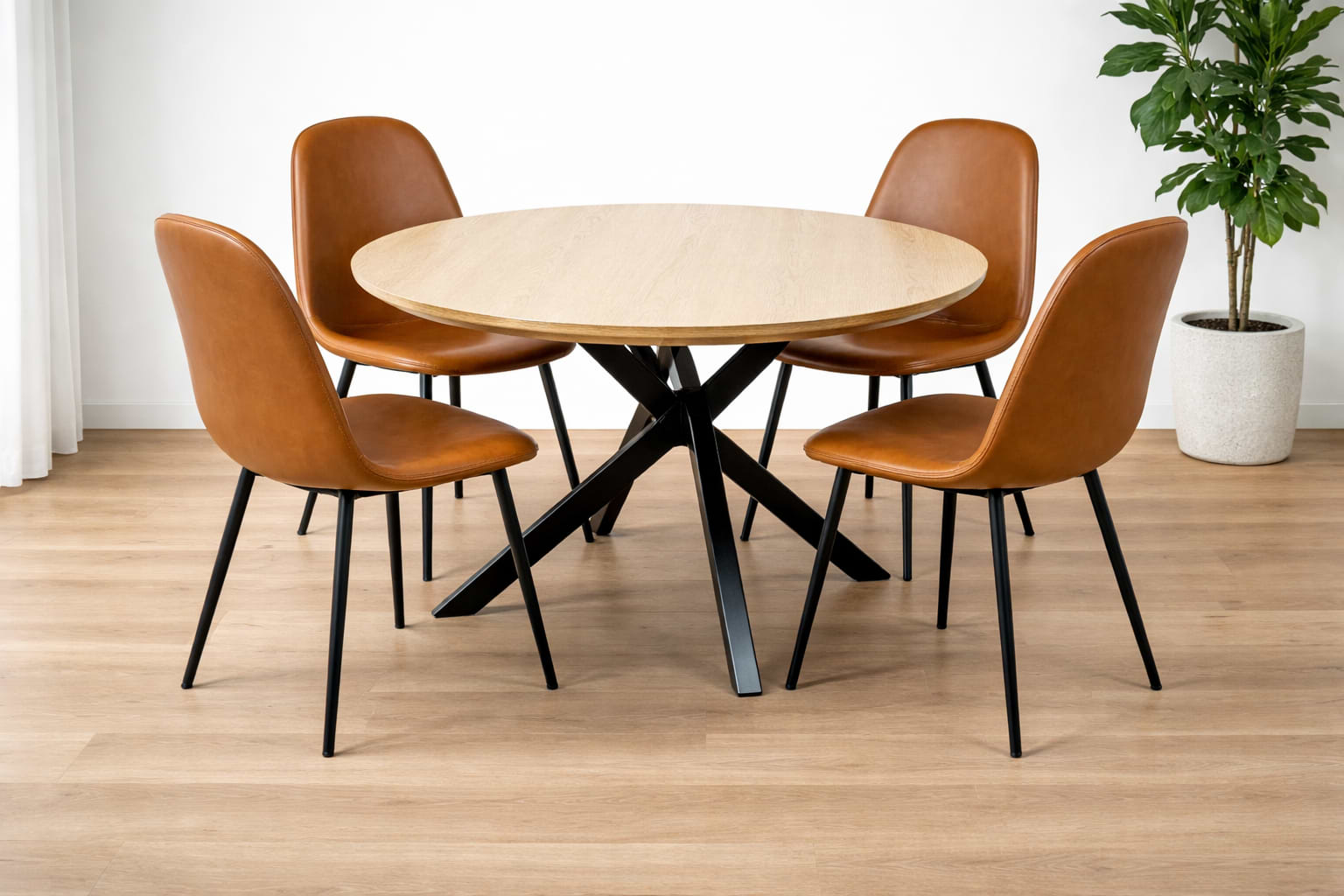 שולחן פינת אוכל עגול נפתח צבע עץ אלון 120-210 ס"מ דגם נאור+ 4 כיסאות דמוי עור קוניאק דגם קאי