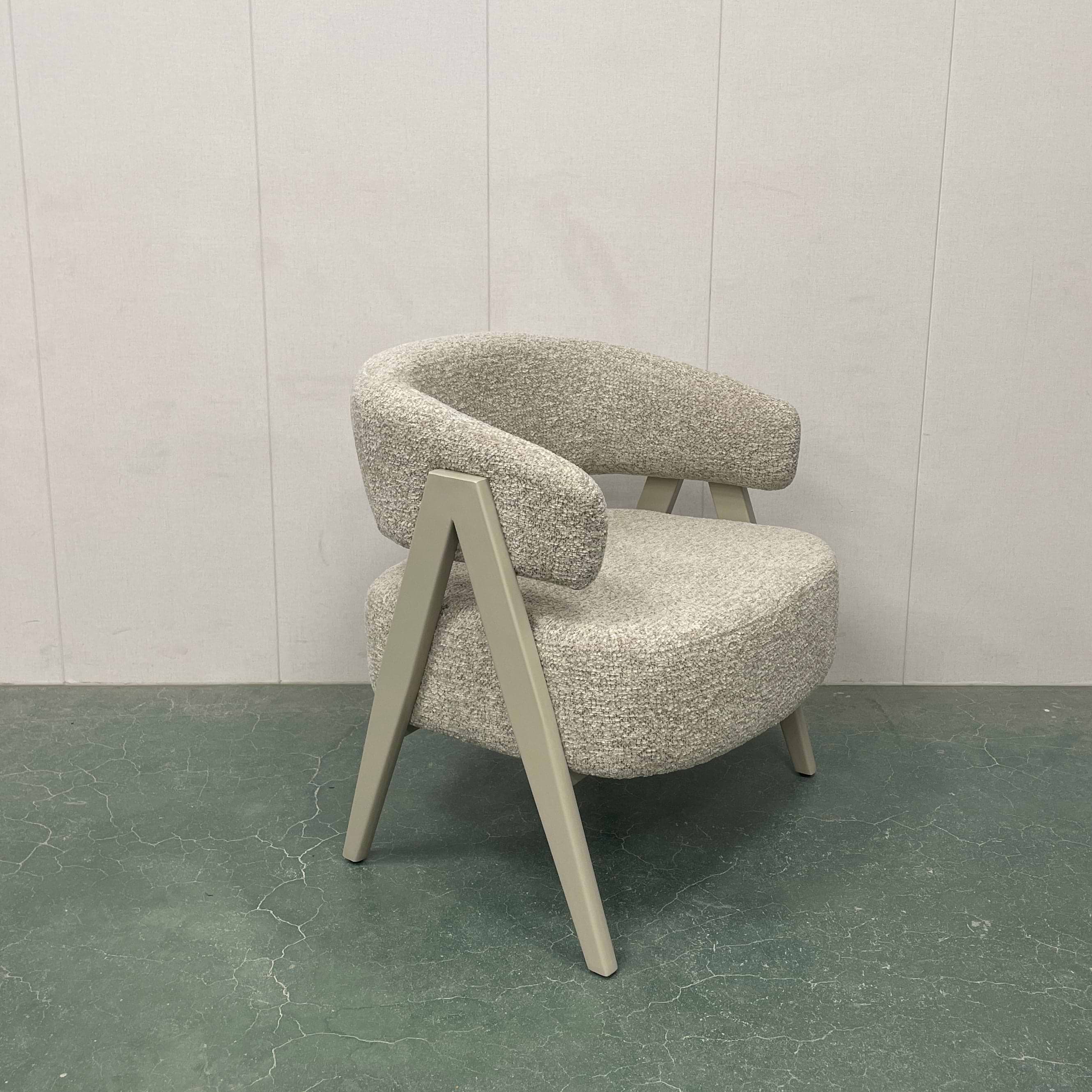 כורסא מרופדת בד צבע אפור בשילוב רגליים צבע מייפל דגם מיכל