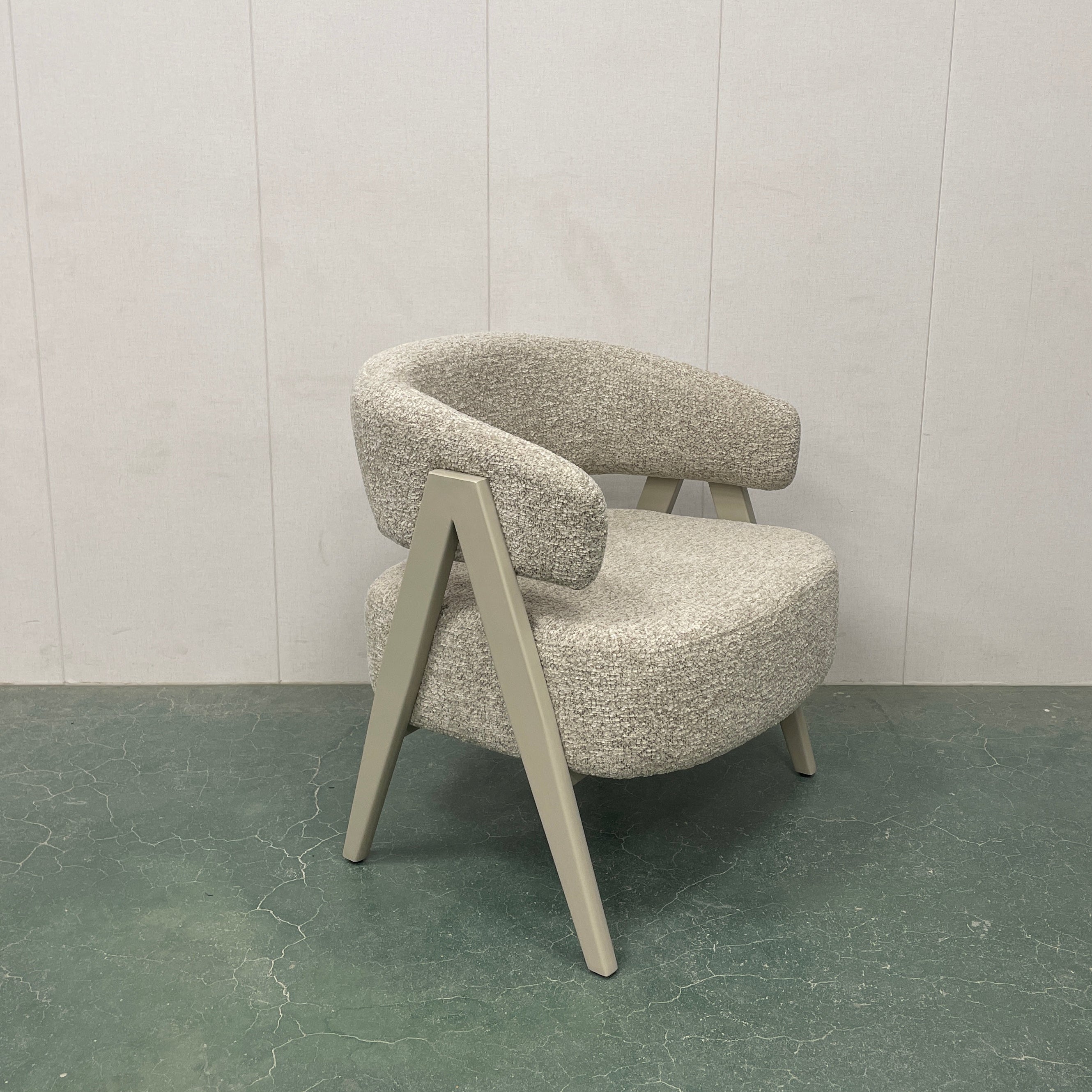 כורסא מרופדת בד צבע אפור בשילוב רגליים צבע מייפל דגם מיכל