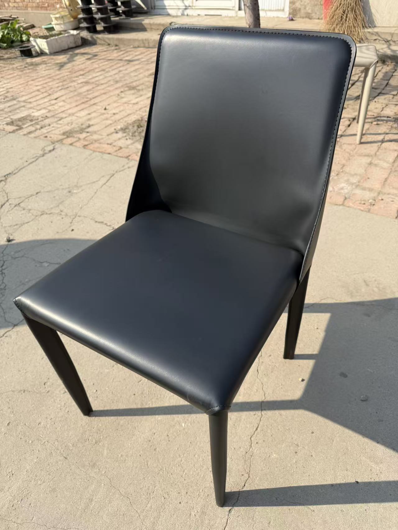 כסא אוכל מרופד מושב ורגליים דמוי עור בצבע שחור דגם מייק