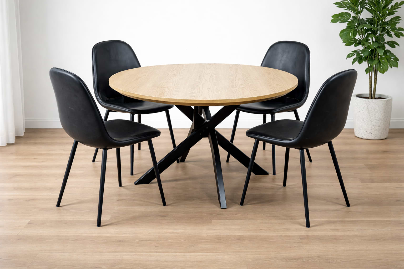 שולחן פינת אוכל עגול נפתח צבע עץ אלון 120-210 ס"מ דגם נאור+ 4 כיסאות דמוי עור שחור דגם קאי