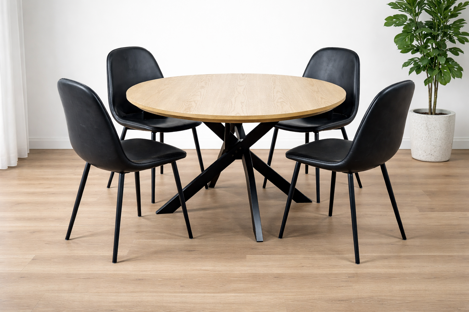 שולחן פינת אוכל עגול נפתח צבע עץ אלון 120-210 ס"מ דגם נאור+ 4 כיסאות דמוי עור שחור דגם קאי