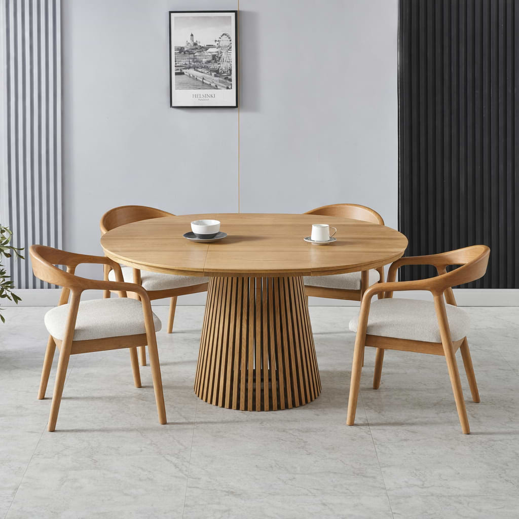 שולחן פינת אוכל עגול נפתח צבע עץ אלון 120-160 ס"מ דגם דילן + 4 כיסאות ג'ורדן צבע אלון בשילוב בד חול