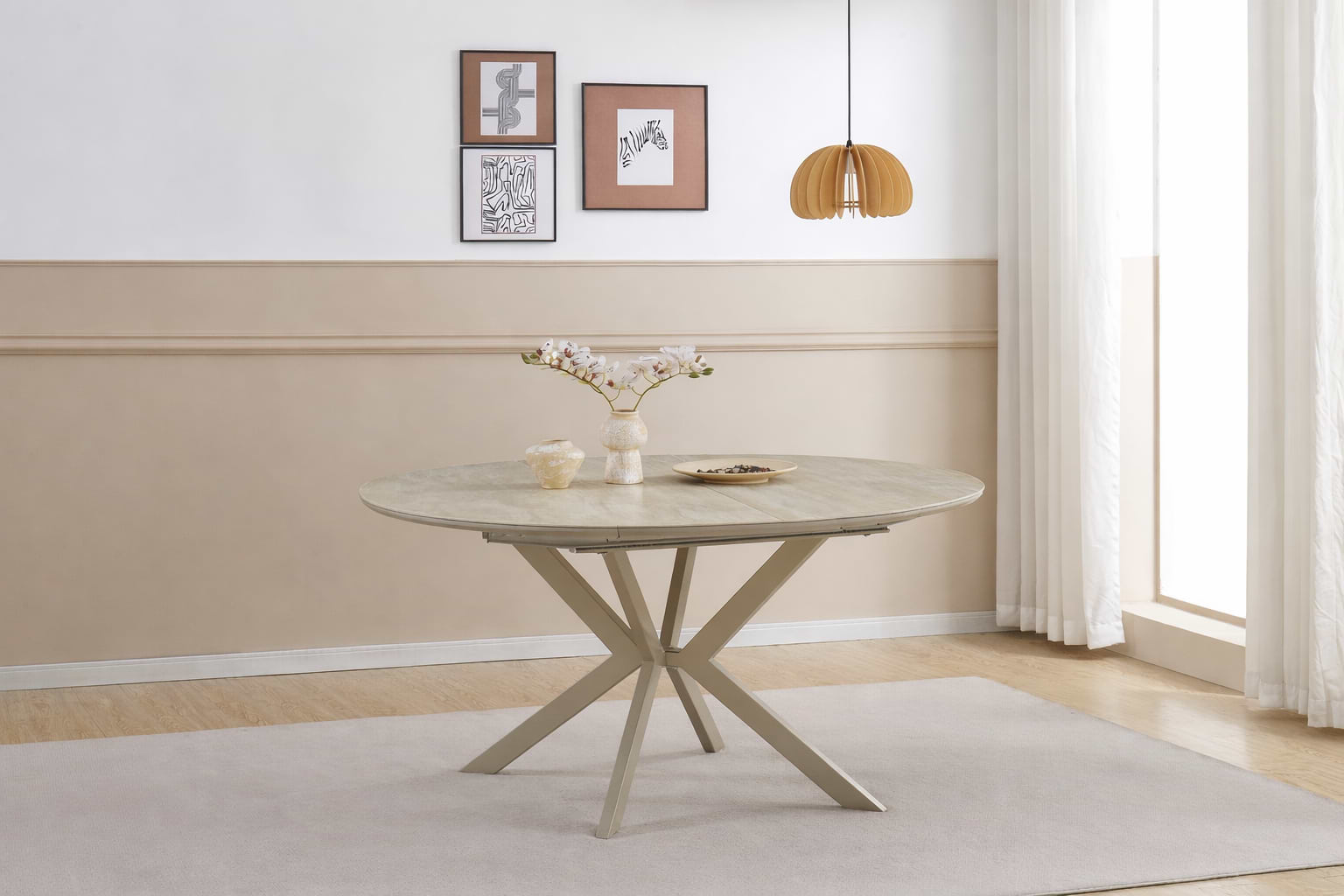 סט פינת אוכל שולחן עגול נפתח טרוונטין בשילוב רגל מתכת בצבע מייפל דגם דיאנה + 4 כיסאות מרופדים בגוון חול רגל מייפל דגם celio