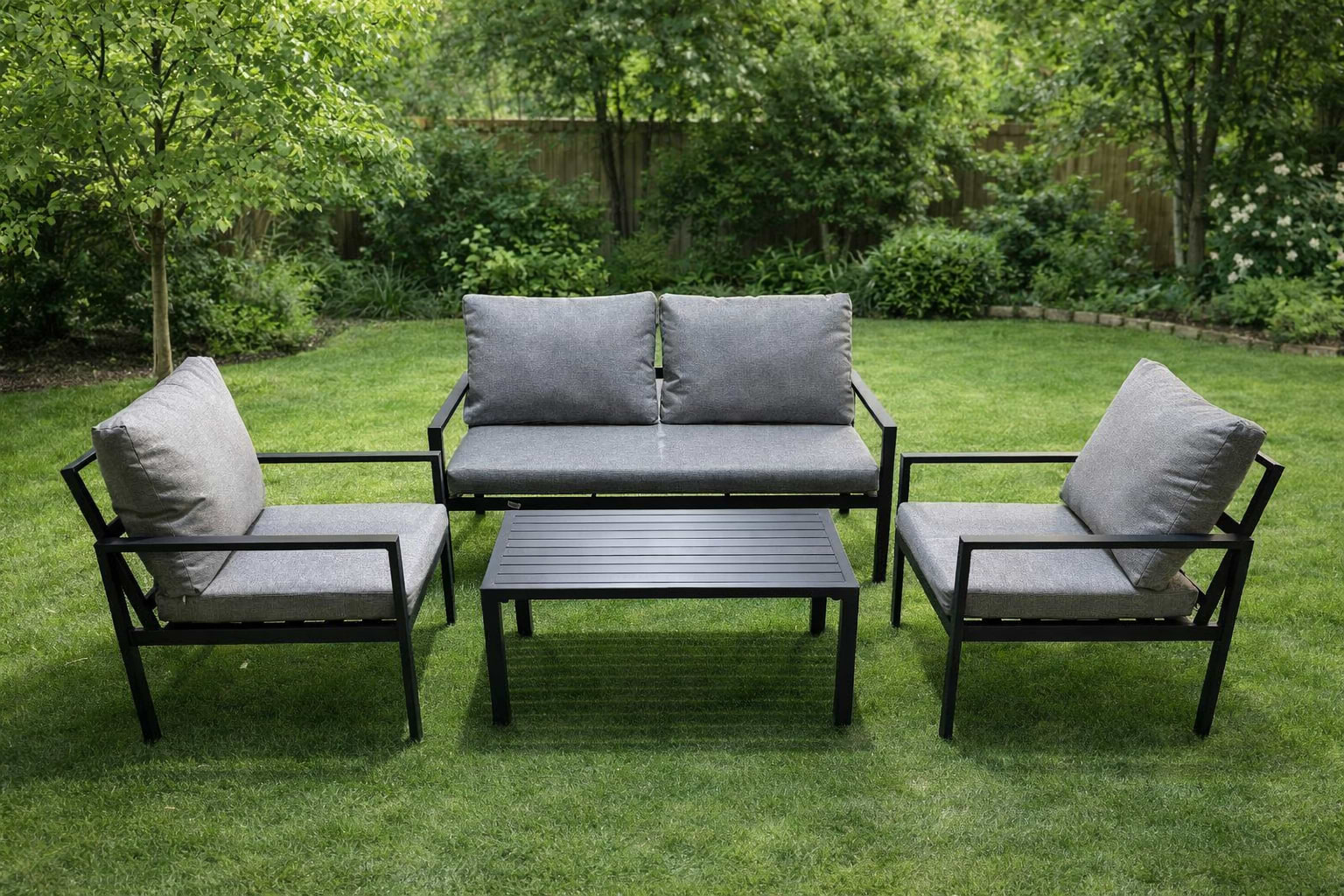 פינת ישיבה לגינה מאלומיניום אפור בשילוב כריות אפורות דגם איתמר