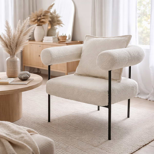 כורסא מעוצבת מבד בוקלה בצבע לבן + כרית תואמת דגם שאנל