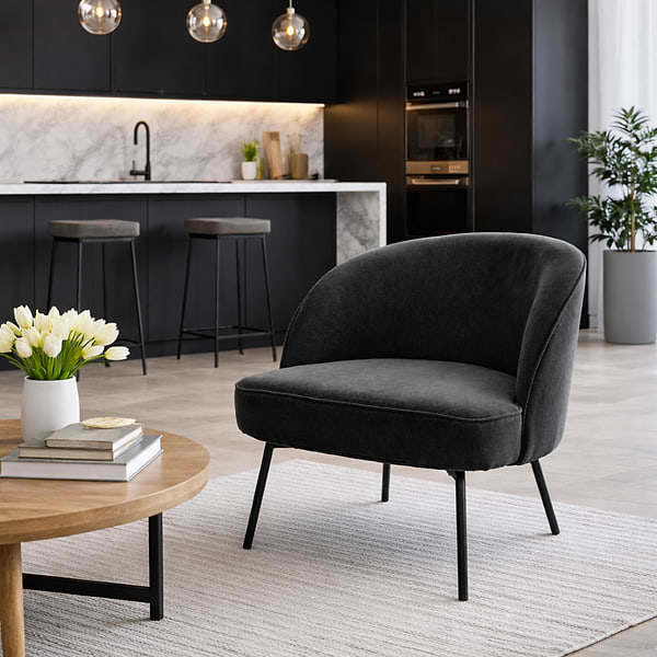 כורסא מרופדת בצבע שחור בשילוב רגלי מתכת שחורות דגם מישל