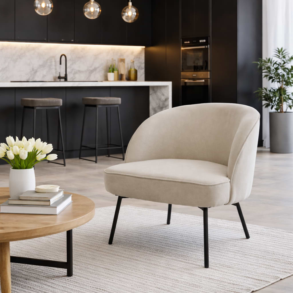 כורסא מרופדת בצבע שמנת בשילוב רגלי מתכת שחורות דגם מישל