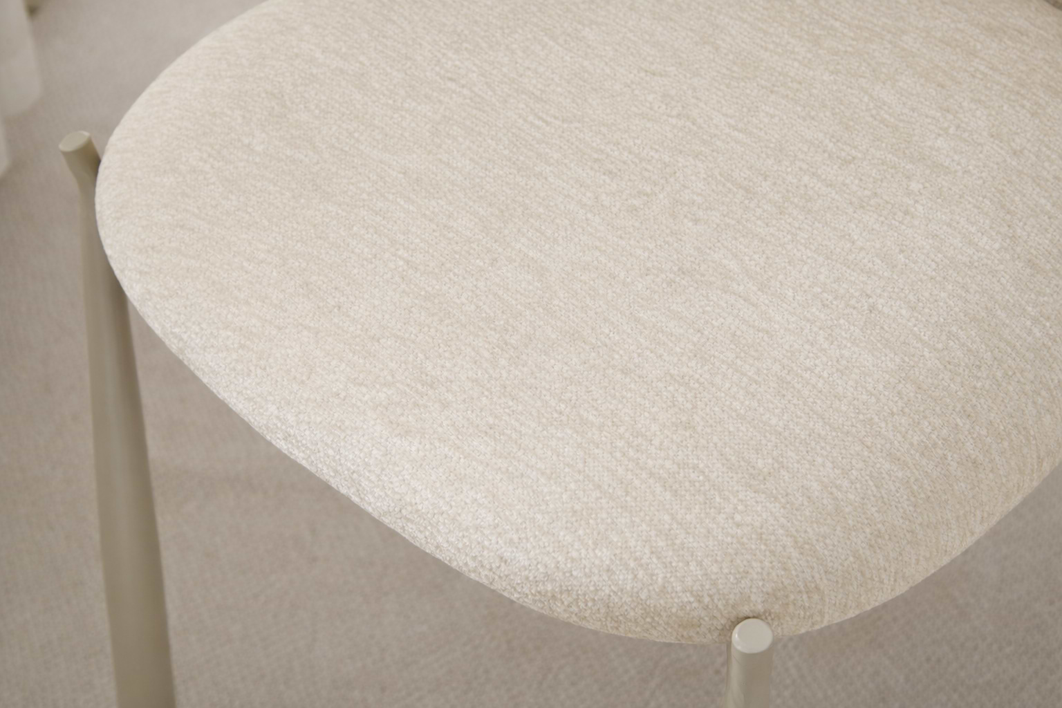 כסא אוכל מרופד צבע חול עם רגליים בצבע מייפל דגם לני