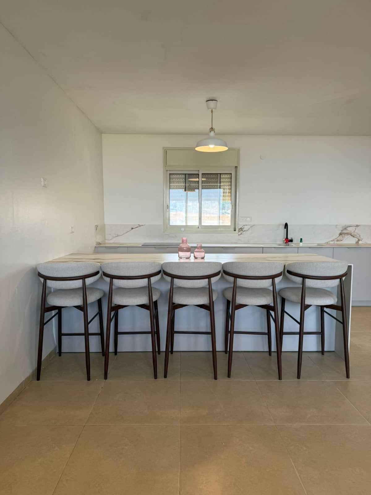 כיסא בר מרופד בצבע חול בשילוב רגלי דמוי עץ אגוז דגם CELIO