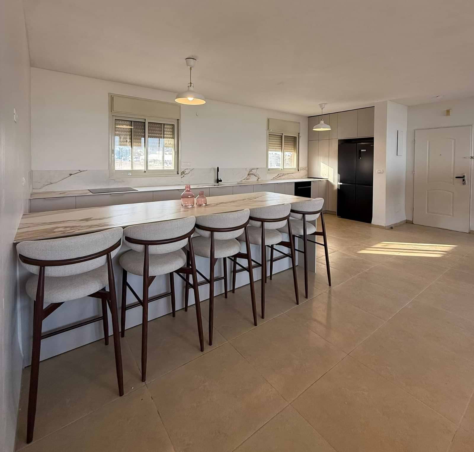 כיסא בר מרופד בצבע חול בשילוב רגלי דמוי עץ אגוז דגם CELIO