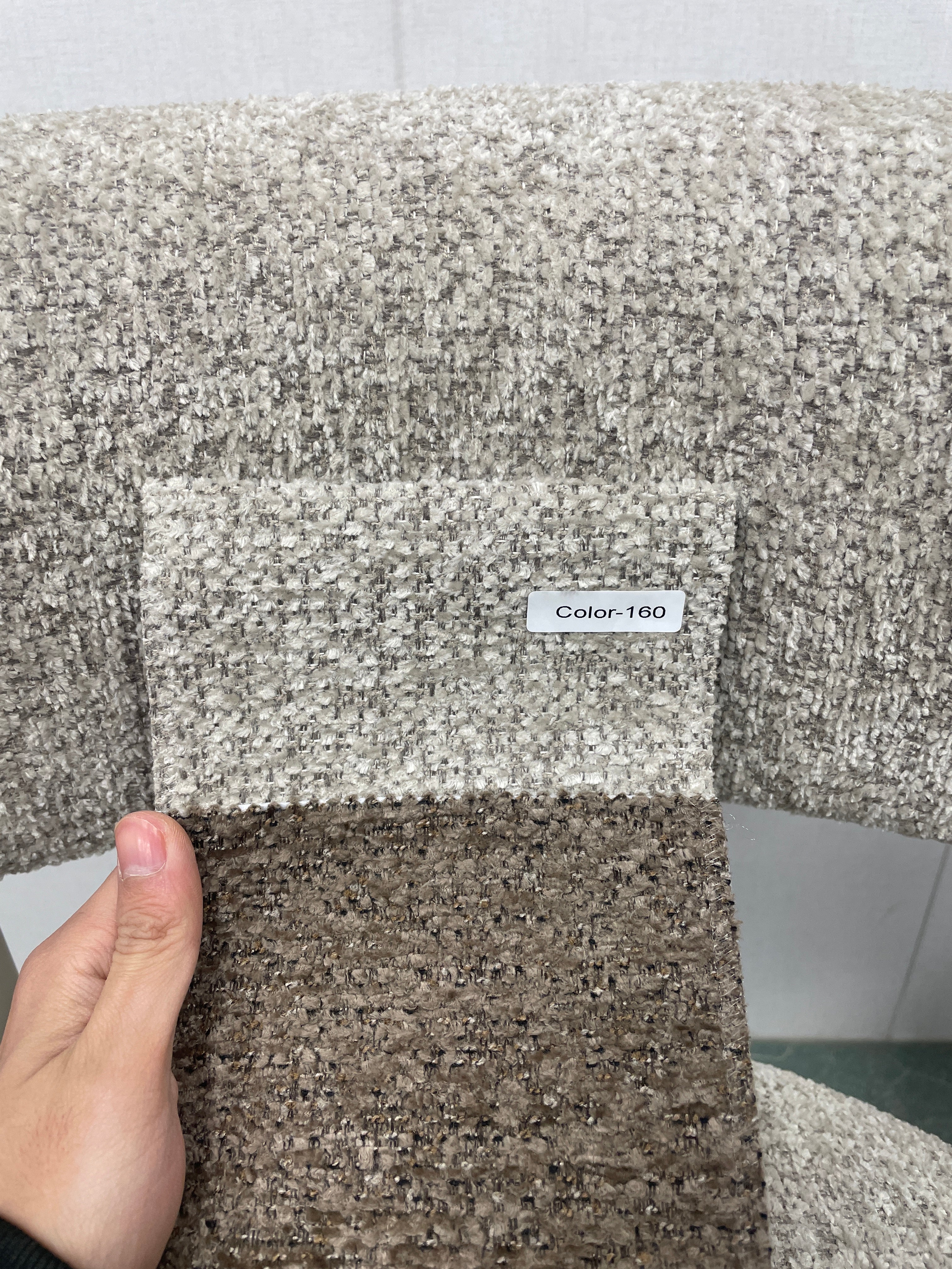 כסא אוכל מרופד צבע חול בשילוב רגלי מייפל דגם שירז