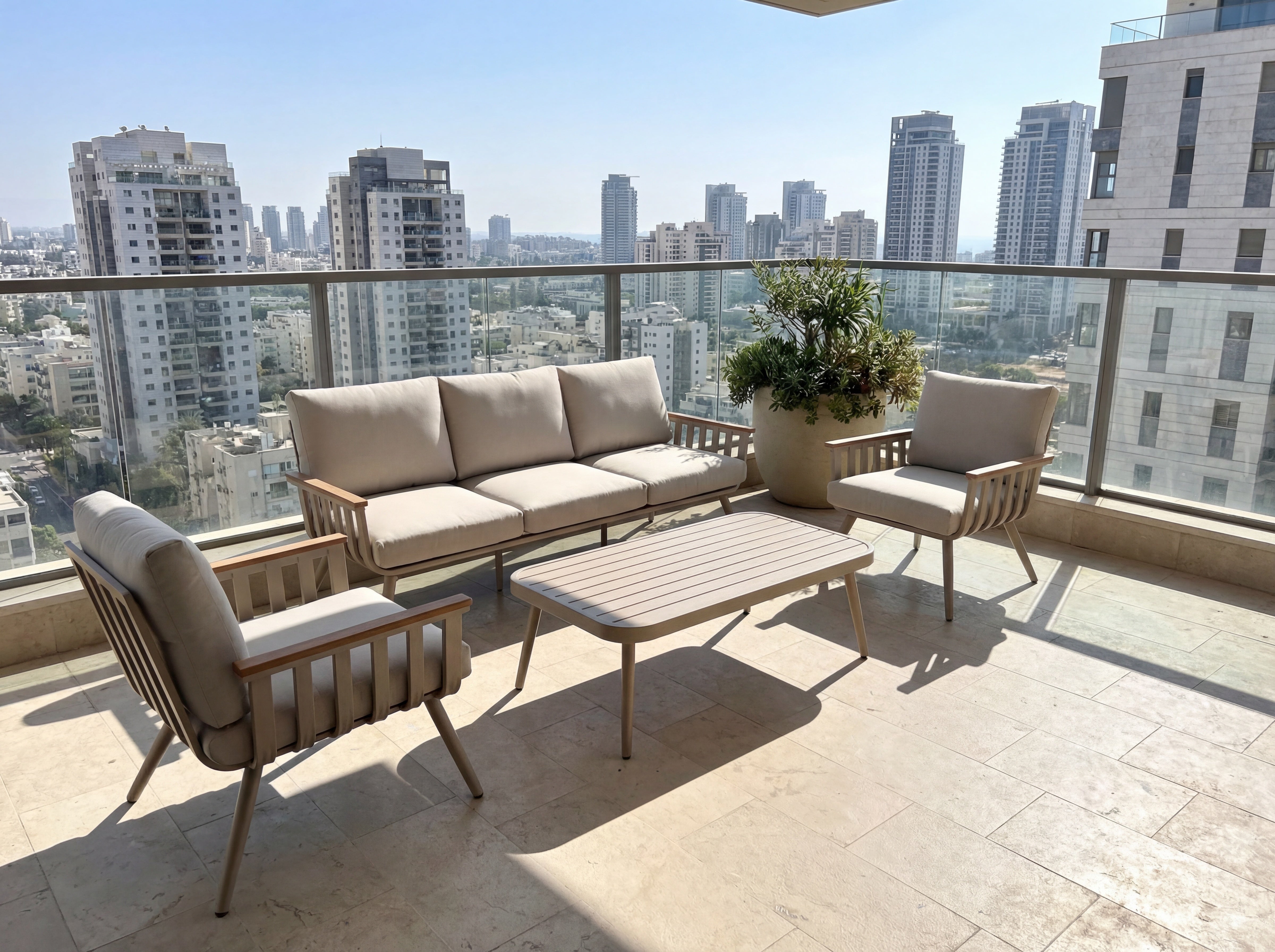 פינת ישיבה לגינה ספסל תלת אלומיניום בצבע שמפניה בשילוב ידיות בצבע עץ וכריות בז' דגם שיר