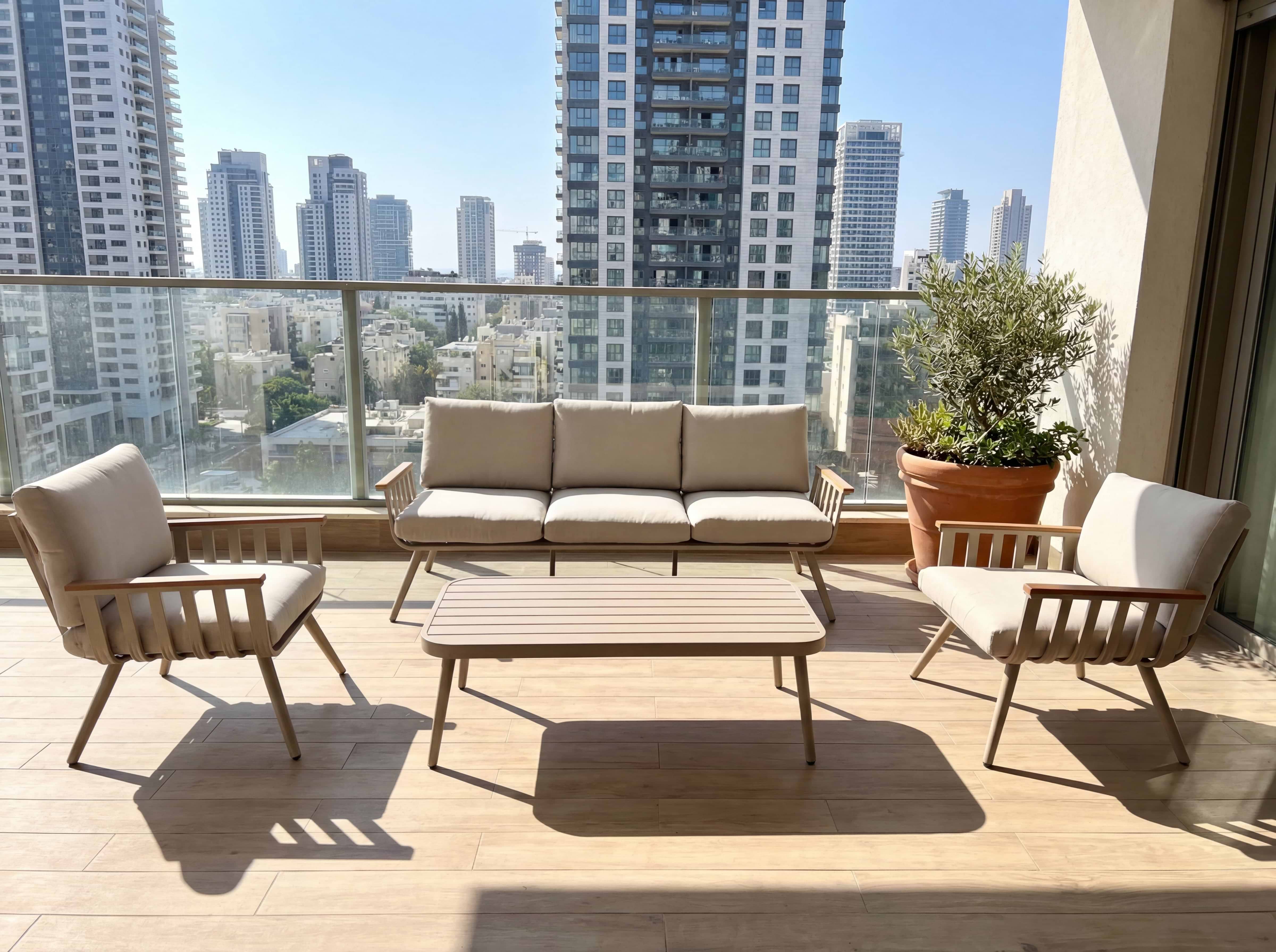 פינת ישיבה לגינה ספסל תלת אלומיניום בצבע שמפניה בשילוב ידיות בצבע עץ וכריות בז' דגם שיר